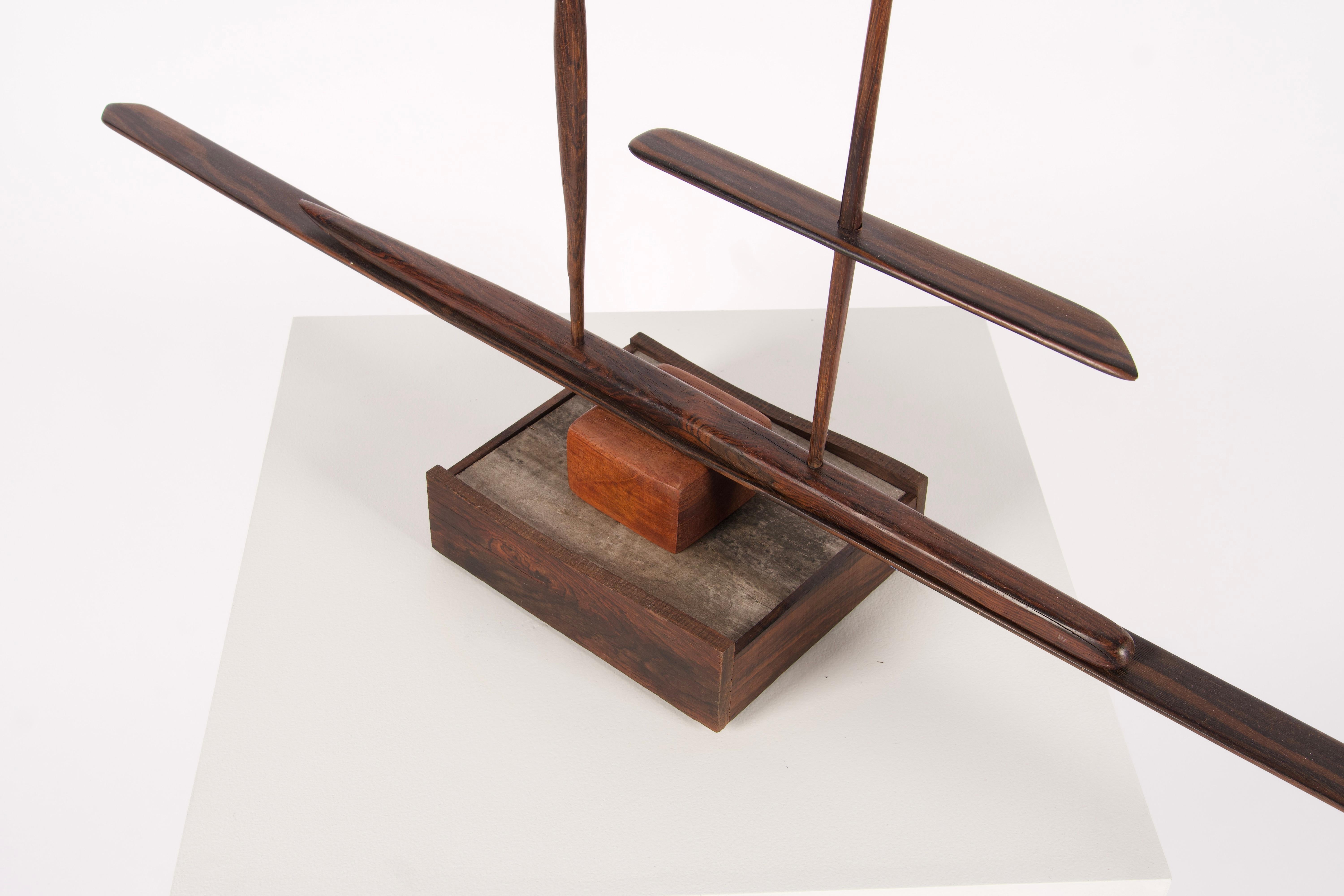 Abstrakte modernistische Jan De Swart-Skulptur aus gemischten Hölzern, kalifornischer Künstler (Handgefertigt) im Angebot