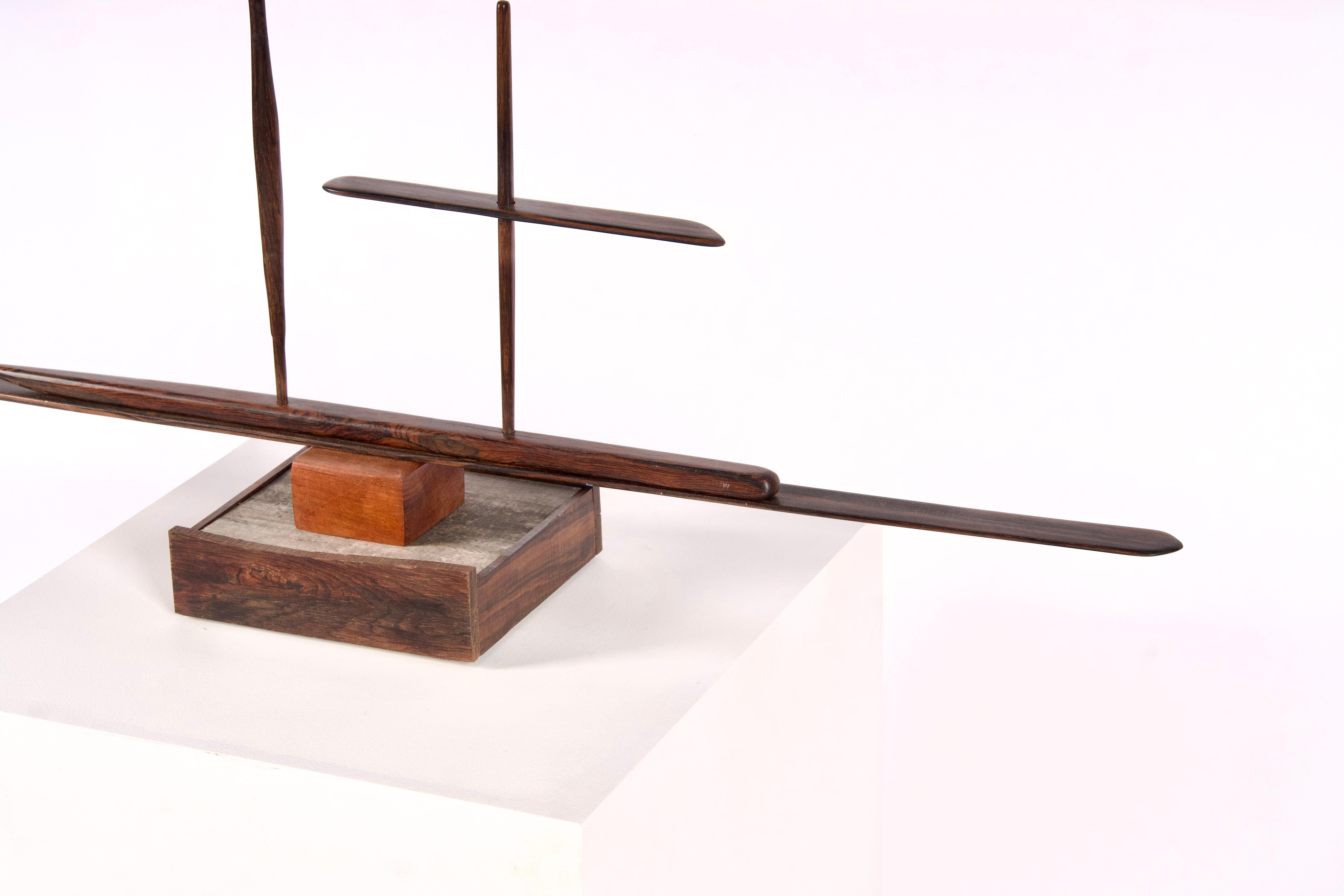Abstrakte modernistische Jan De Swart-Skulptur aus gemischten Hölzern, kalifornischer Künstler (Mitte des 20. Jahrhunderts) im Angebot
