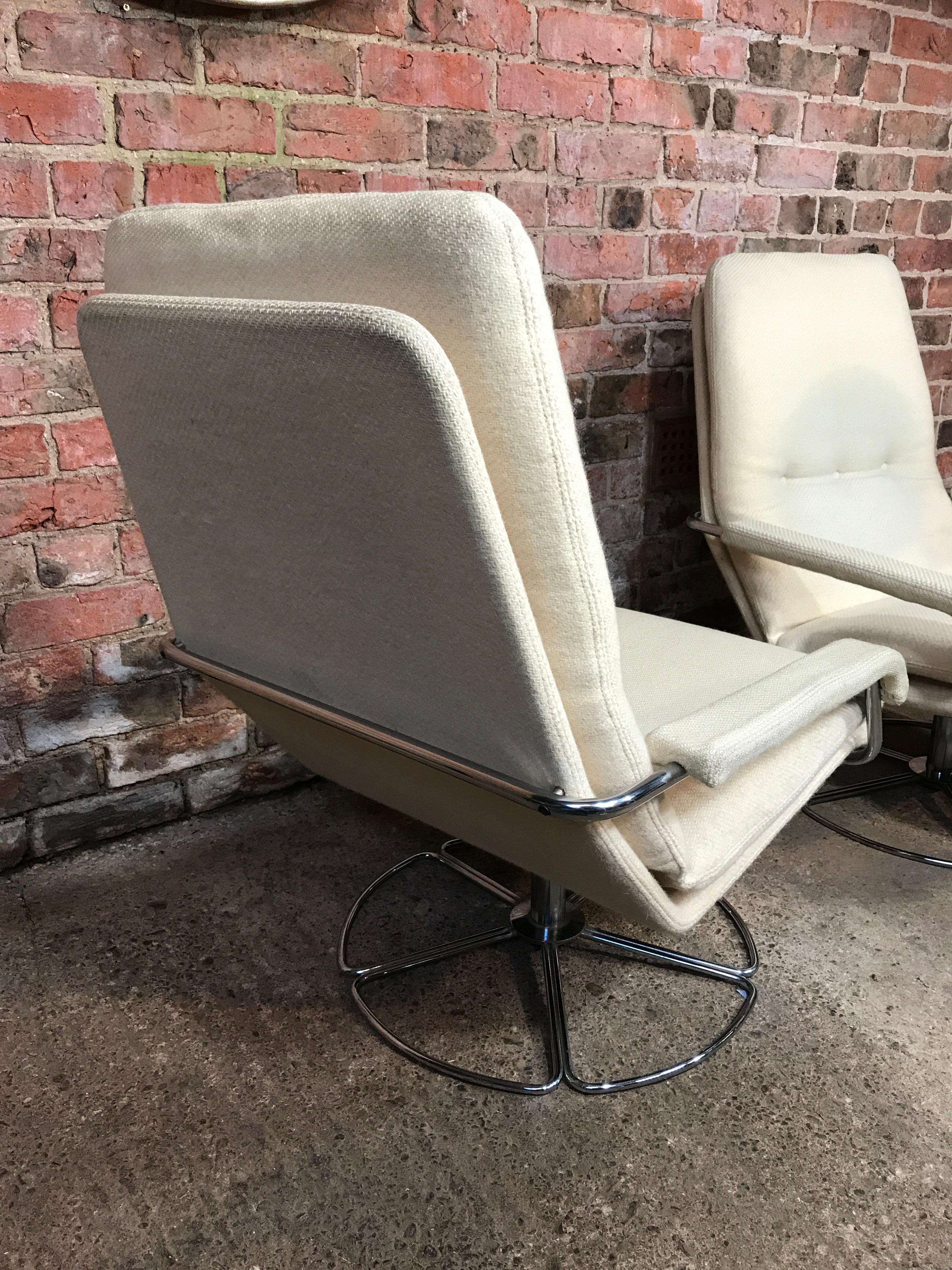 Dutch Jan des Bouvri for Gelderland Chrome Base White Woolen Swivel Vintage Armchair For Sale