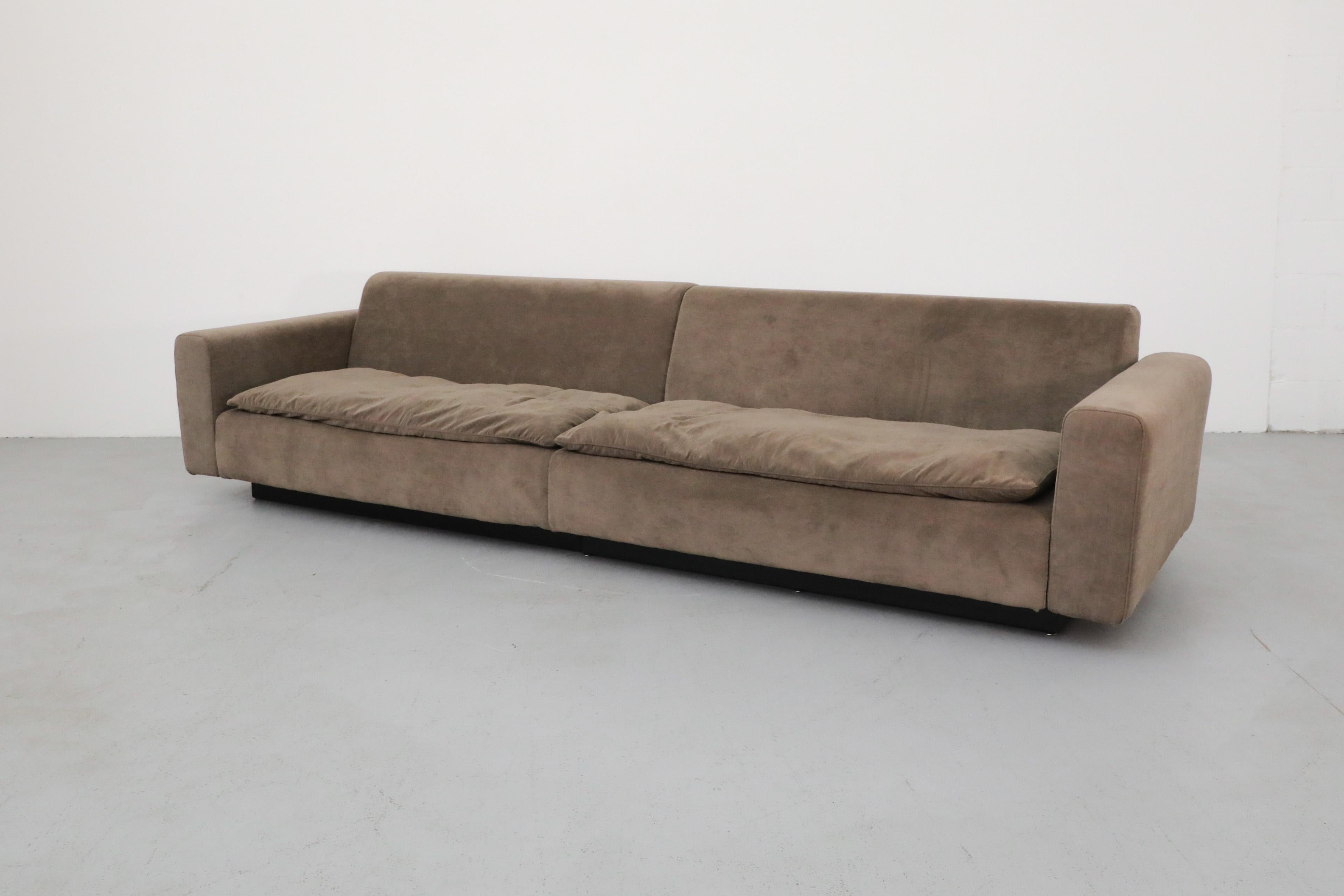 Jan Des Bouvrie (Attr) Langes zweiteiliges graues Chenille-Sofa aus grauem Chenille für Gelderland, 1980er Jahre im Zustand „Gut“ in Los Angeles, CA
