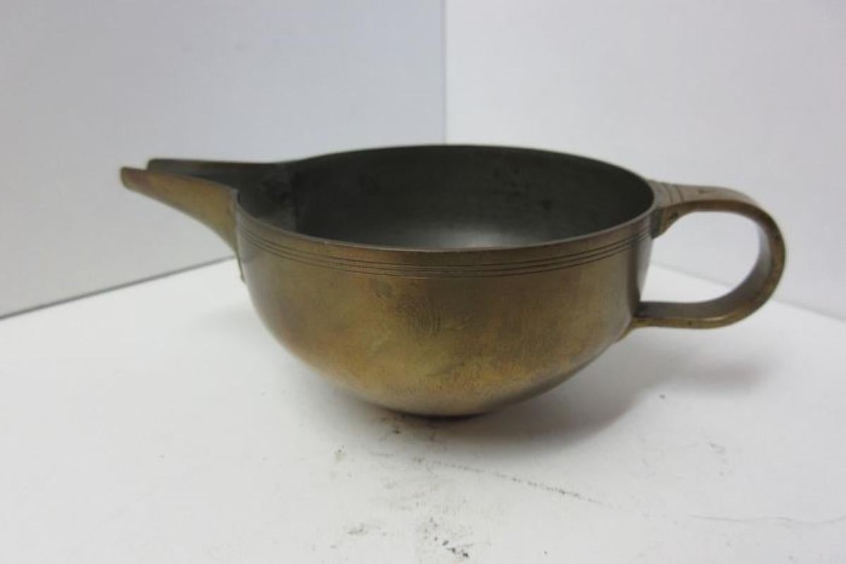 Le pot à lait en cuivre de Jan Eisenloeffel, un objet rare de la première période de son œuvre. Il s'est fait connaître pour ses designs austères d'ustensiles exécutés à la fois en métaux précieux et en métaux communs. Au début de sa carrière, il