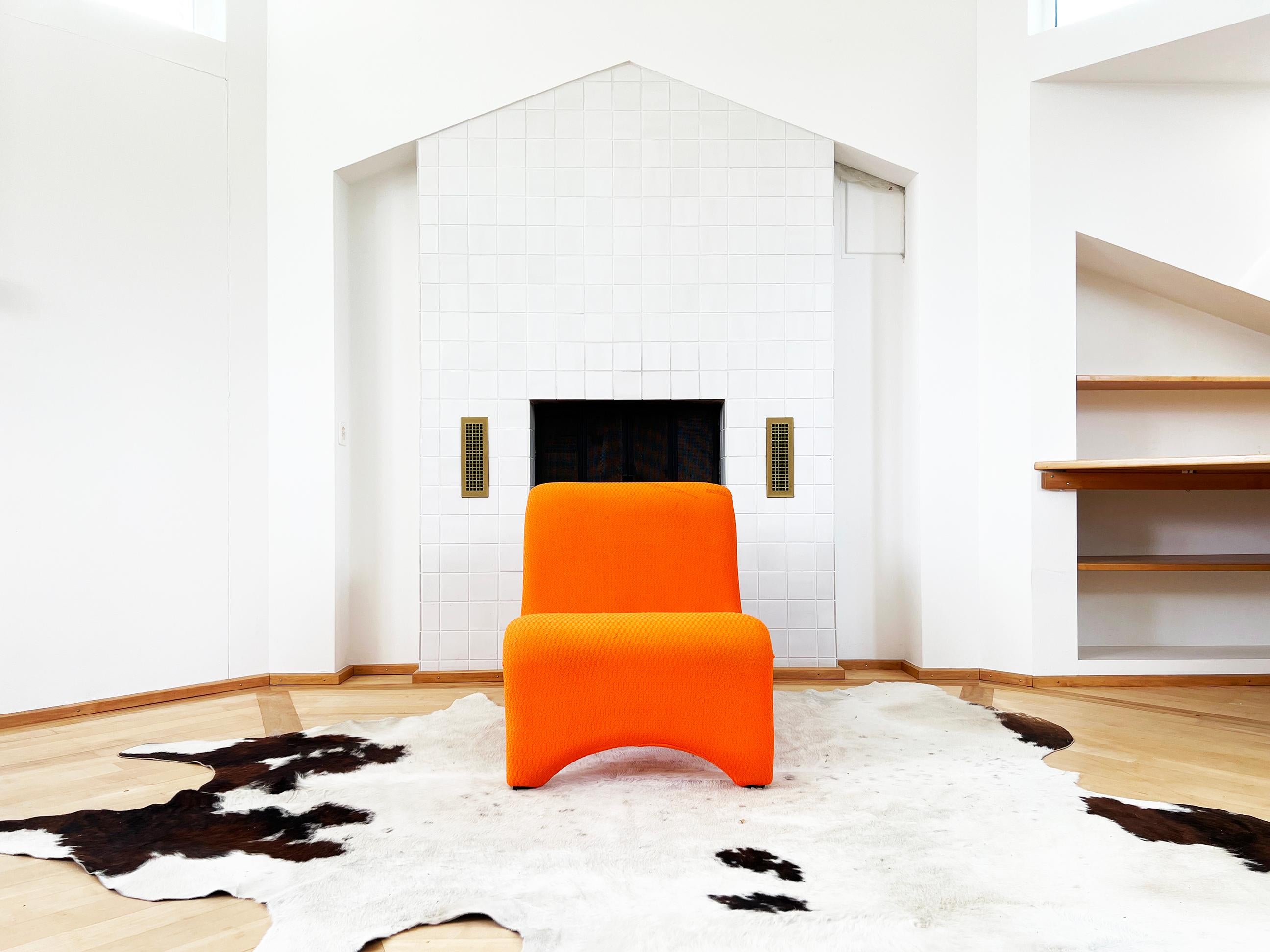 Dies ist eine absolut schöne postmoderne skulpturale gepolsterte Akzent Lounge Stühle, Jan Ekselius Stil. 

Dieser Memphis Milano Lounge-Sessel setzt in jeder Umgebung den richtigen Akzent, den Sie gesucht haben. Denke Jan Dranger & Johan Huldt,