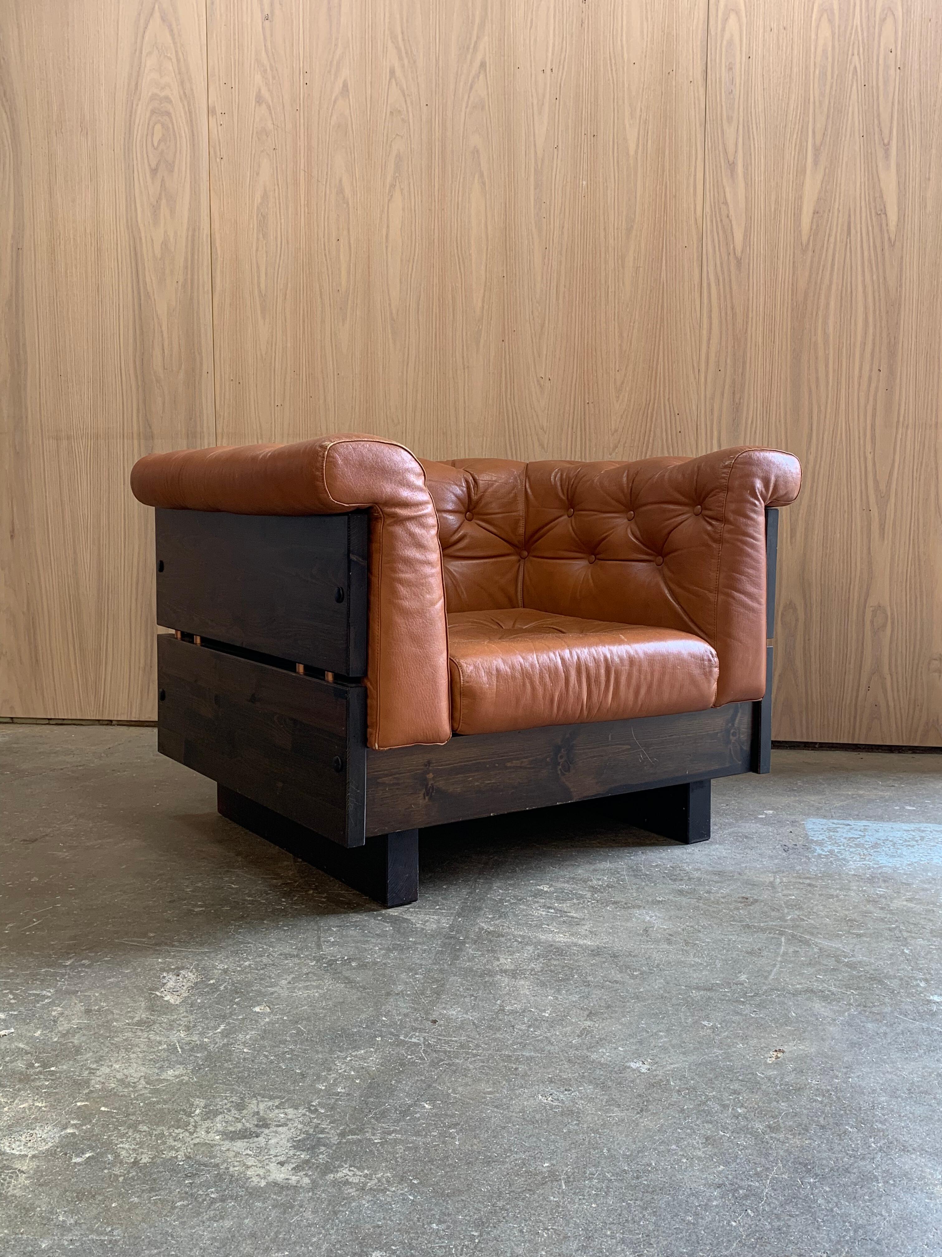 Der 1977 von Jan-Erik Lindgren für Ekornes Fabrikker, Norwegen, entworfene Sessel Party ist ein herausragendes Beispiel für norwegisches postmodernes Design mit kühnem Materialkontrast und struktureller Ehrlichkeit. Der architektonische Rahmen aus