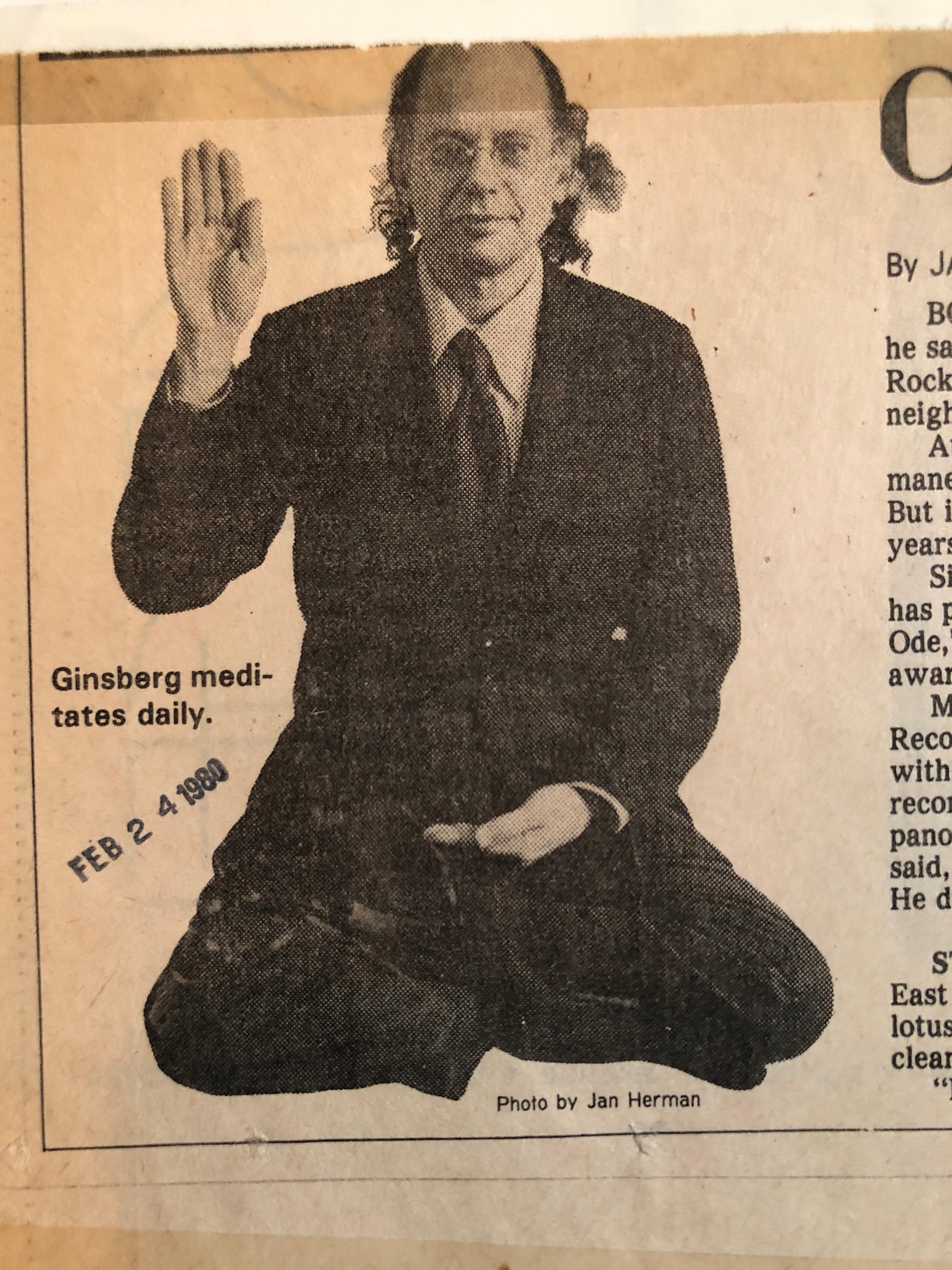 Original Vintage Silver Gelatin Photograph of Poet Allen Ginsberg in Yoga Pose (Photographie à la gélatine d'argent du poète Allen Ginsberg en position de yoga) en vente 2