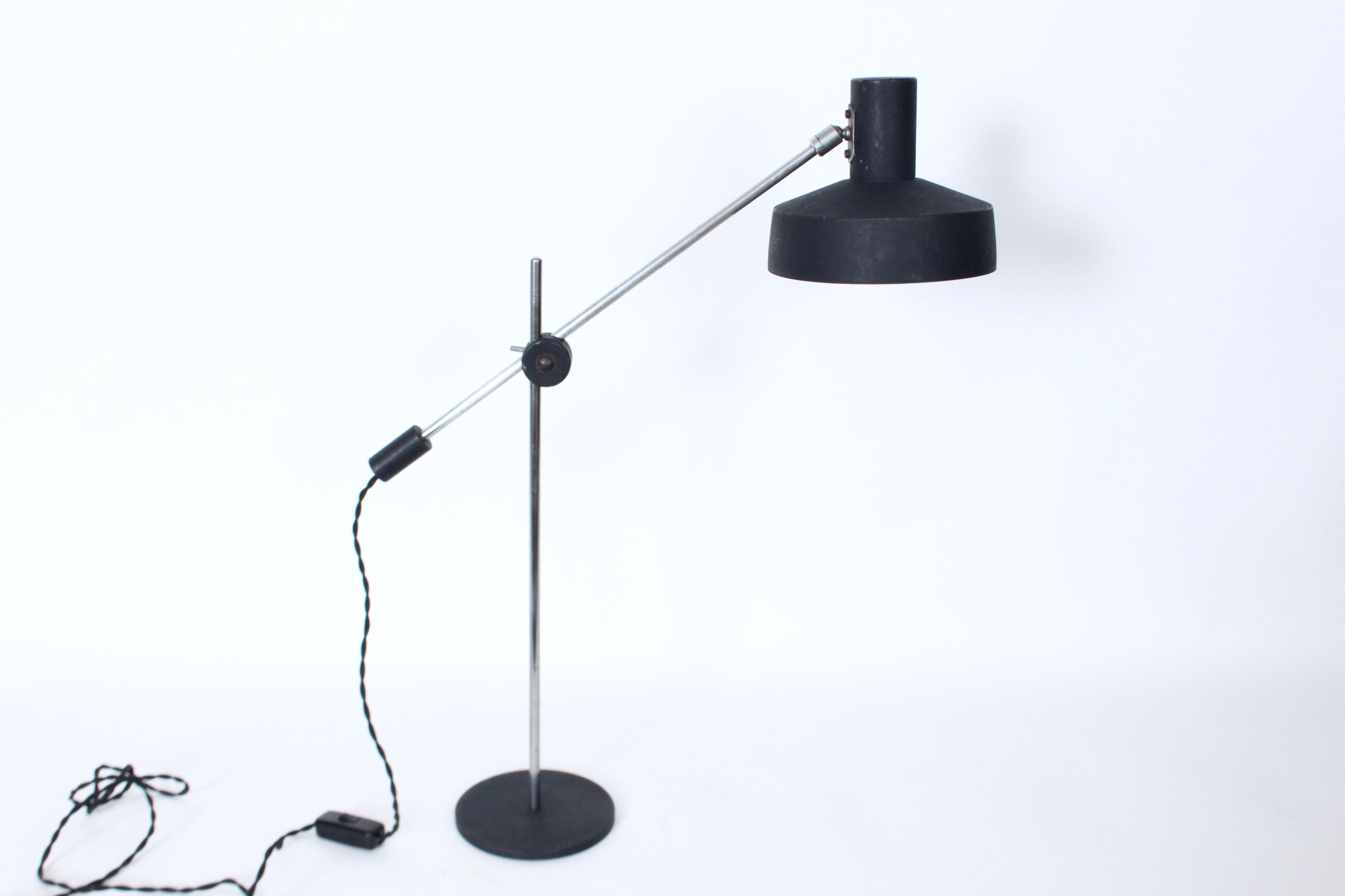 Jan Hoogervorst für Anvia Schreibtischlampe mit Gegengewicht aus Chrom und schwarzem Schirm (Moderne der Mitte des Jahrhunderts) im Angebot