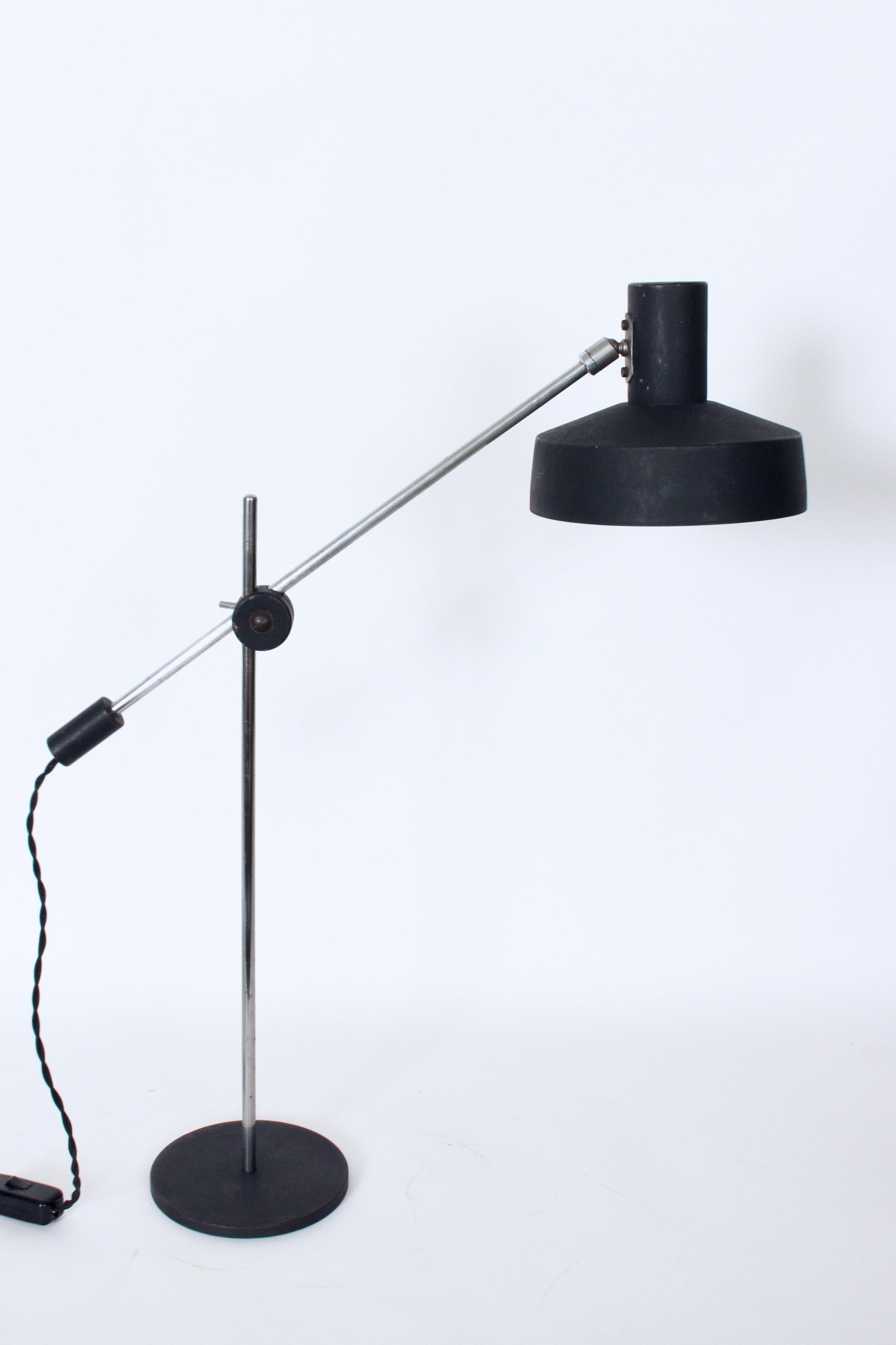 Jan Hoogervorst für Anvia Schreibtischlampe mit Gegengewicht aus Chrom und schwarzem Schirm (amerikanisch) im Angebot