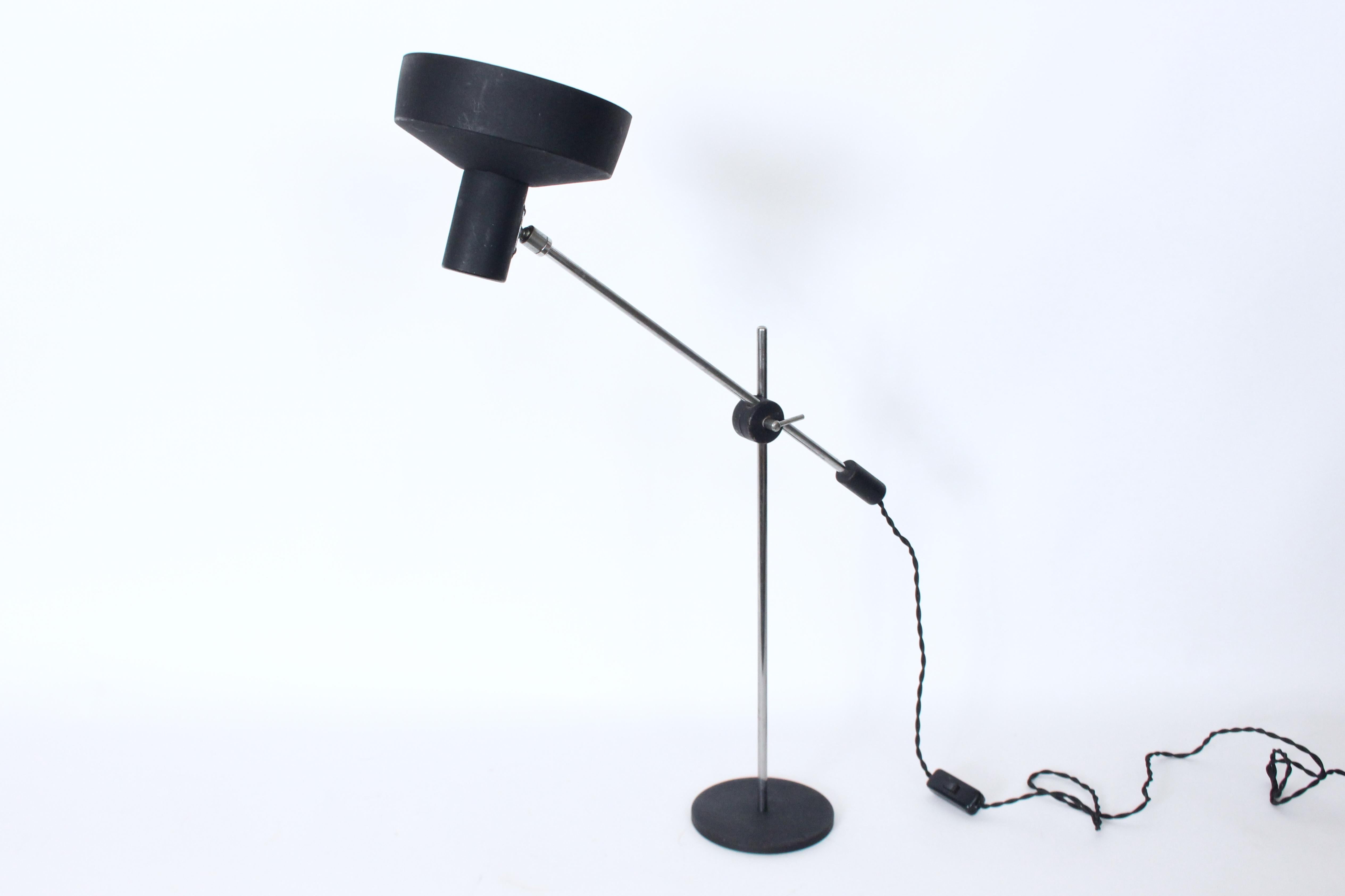 Jan Hoogervorst für Anvia Schreibtischlampe mit Gegengewicht aus Chrom und schwarzem Schirm (Mitte des 20. Jahrhunderts) im Angebot