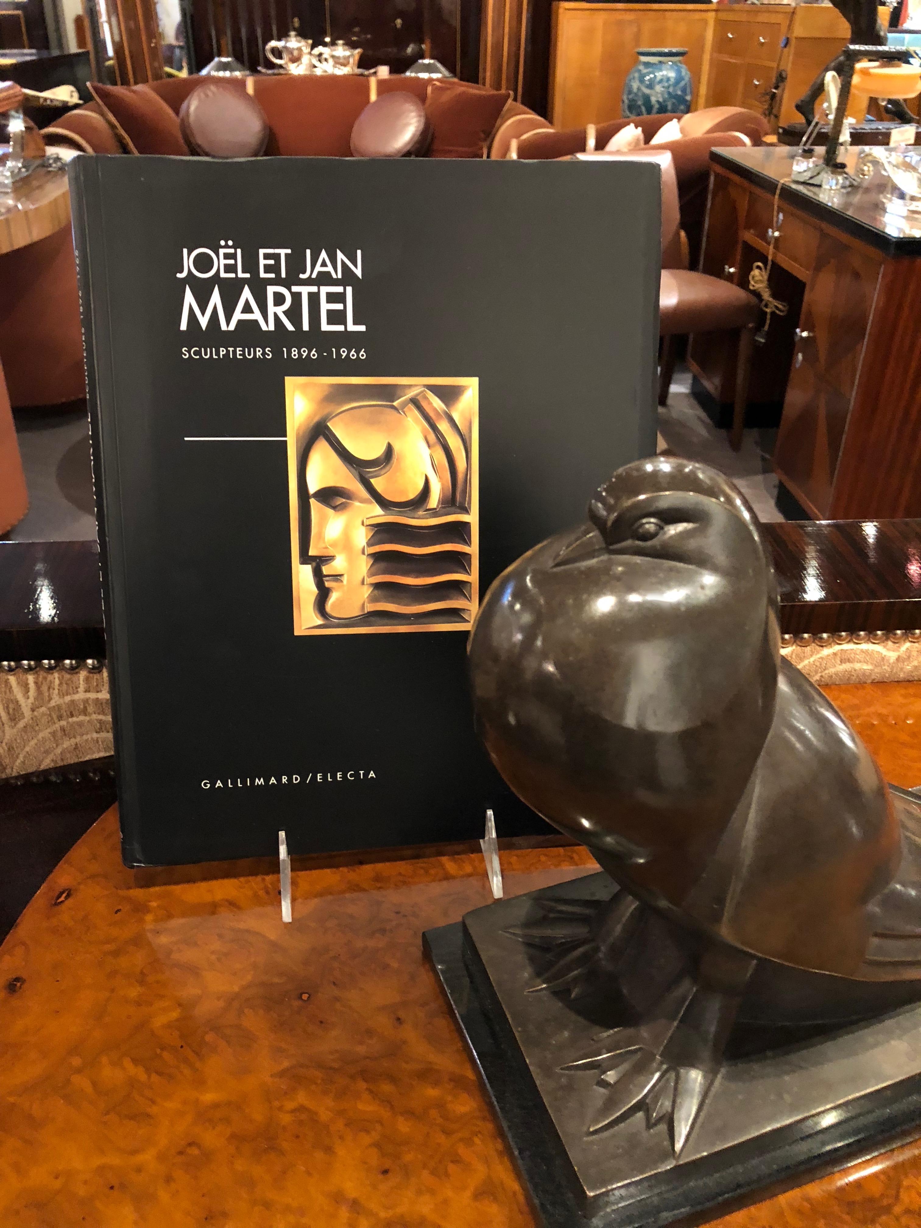 Rare et magnifique bronze original de Jan et Joel Martel. Image d'un pigeon cubiste stylisé sur une fine base de marbre. L'une de leurs célèbres pièces animalières est présentée dans l'ouvrage le plus important sur l'œuvre de Martel. Ces étonnants