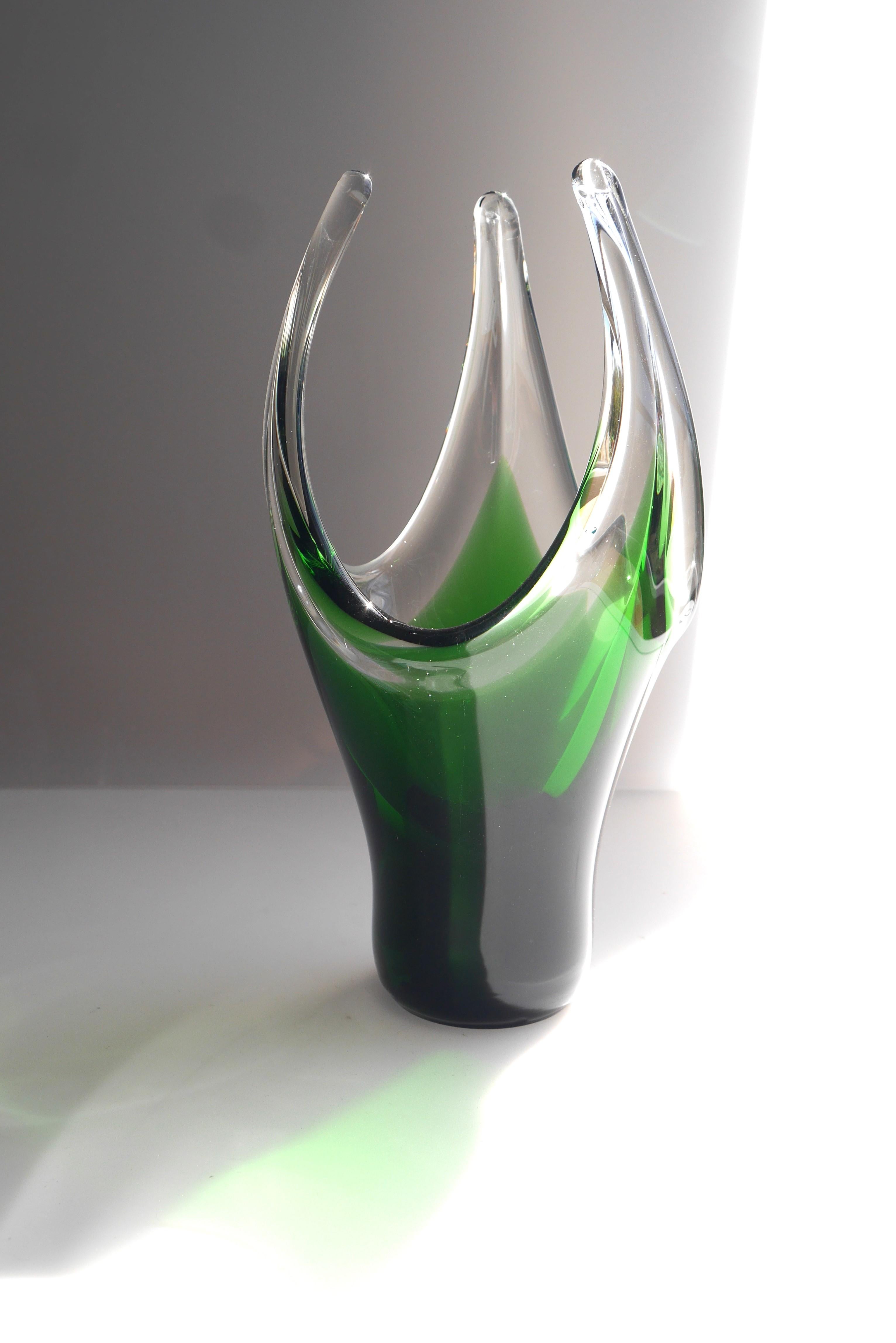 Un fantastique vase en verre vert émeraude fait à la main et signé par le maître du cristal Jan Johansson pour Orrefors, Suède. Années 1950 - 1960. Ce vase a une forme fantastique, mais c'est sa couleur étonnante qui en fait une pièce de choix. Le