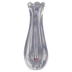 Jan Johansson pour Orrefors, Suède. Vase en verre d'art "Siljan" en verre clair.