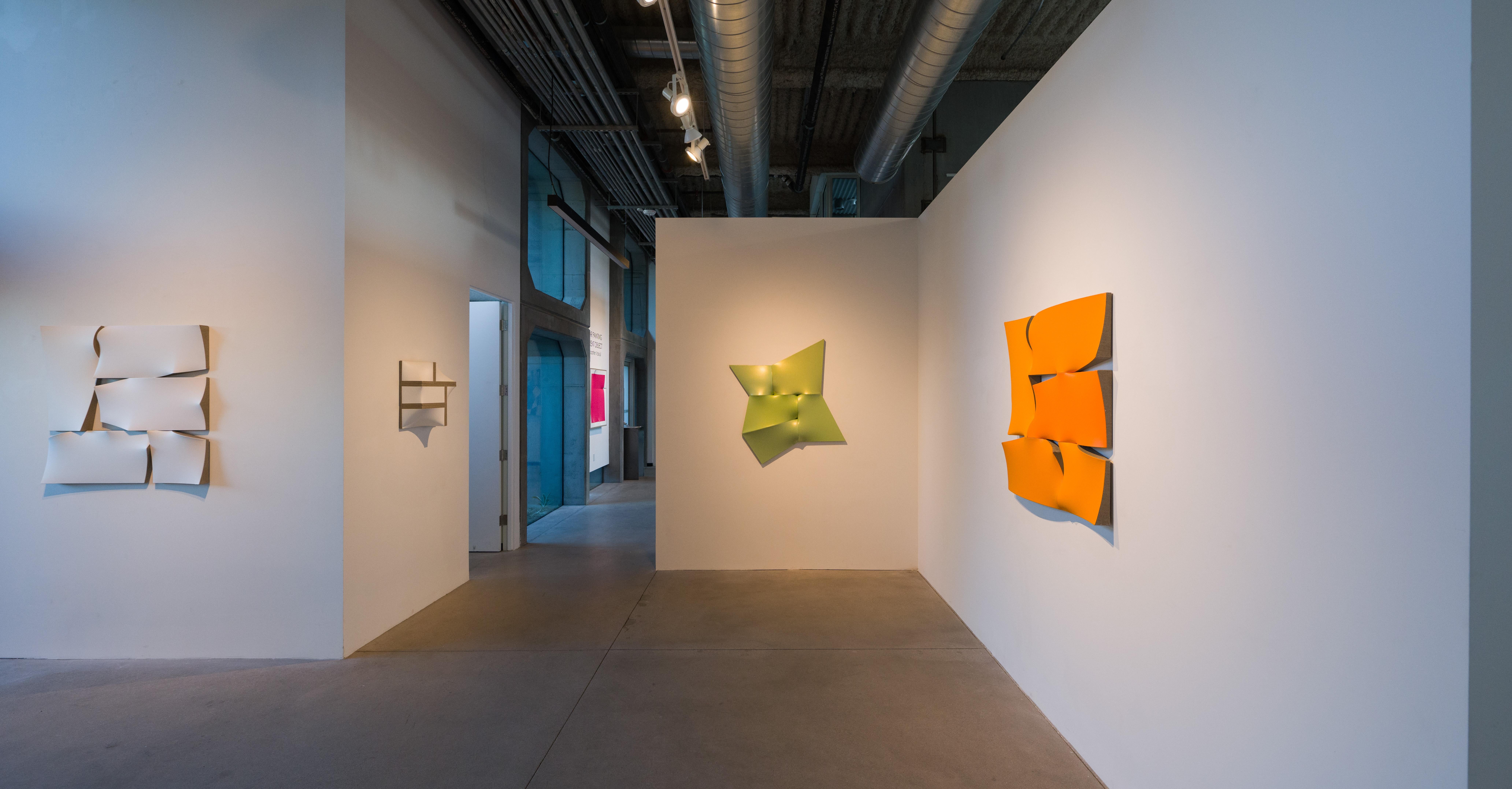 acrilico su lino    35,5 x 35,5 x 2,25 pollici
b. 1964, Arnhem

Jan Maarten Voskuil estende i suoi dipinti nella terza dimensione. Le sue costruzioni in legno, in parte curvate, si basano su semplici principi geometrici: il cerchio, il quadrato e il