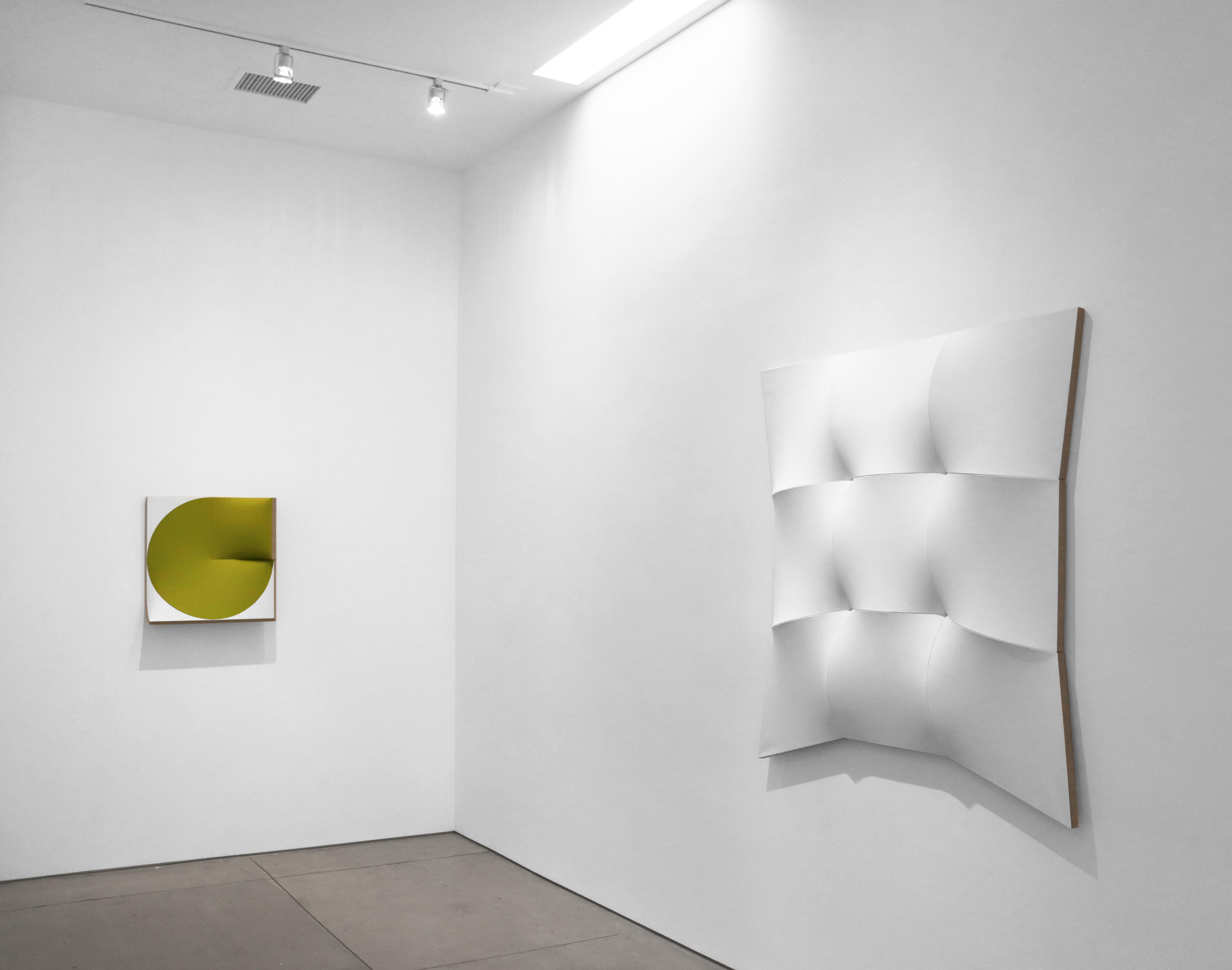 Neuf cercles blancs quadrillés II - Gris Abstract Painting par Jan Maarten Voskuil