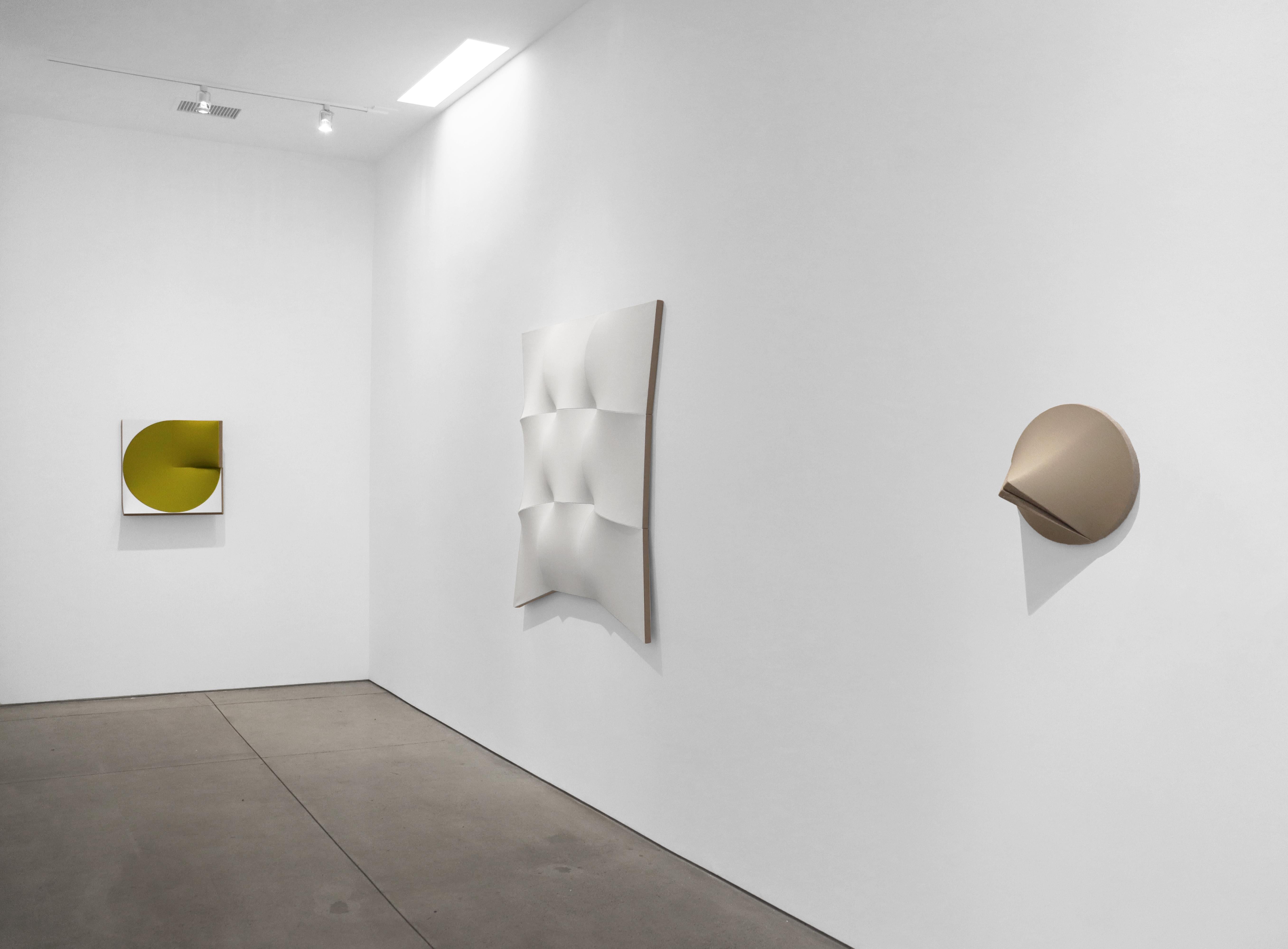 Partant du principe formulé par le cofondateur de De Stijl (et compatriote néerlandais) Theo van Doesburg selon lequel une œuvre d'art ne se réfère qu'à elle-même, les peintures-sculptures abstraites et géométriques de Jan Maarten Voskuil sont