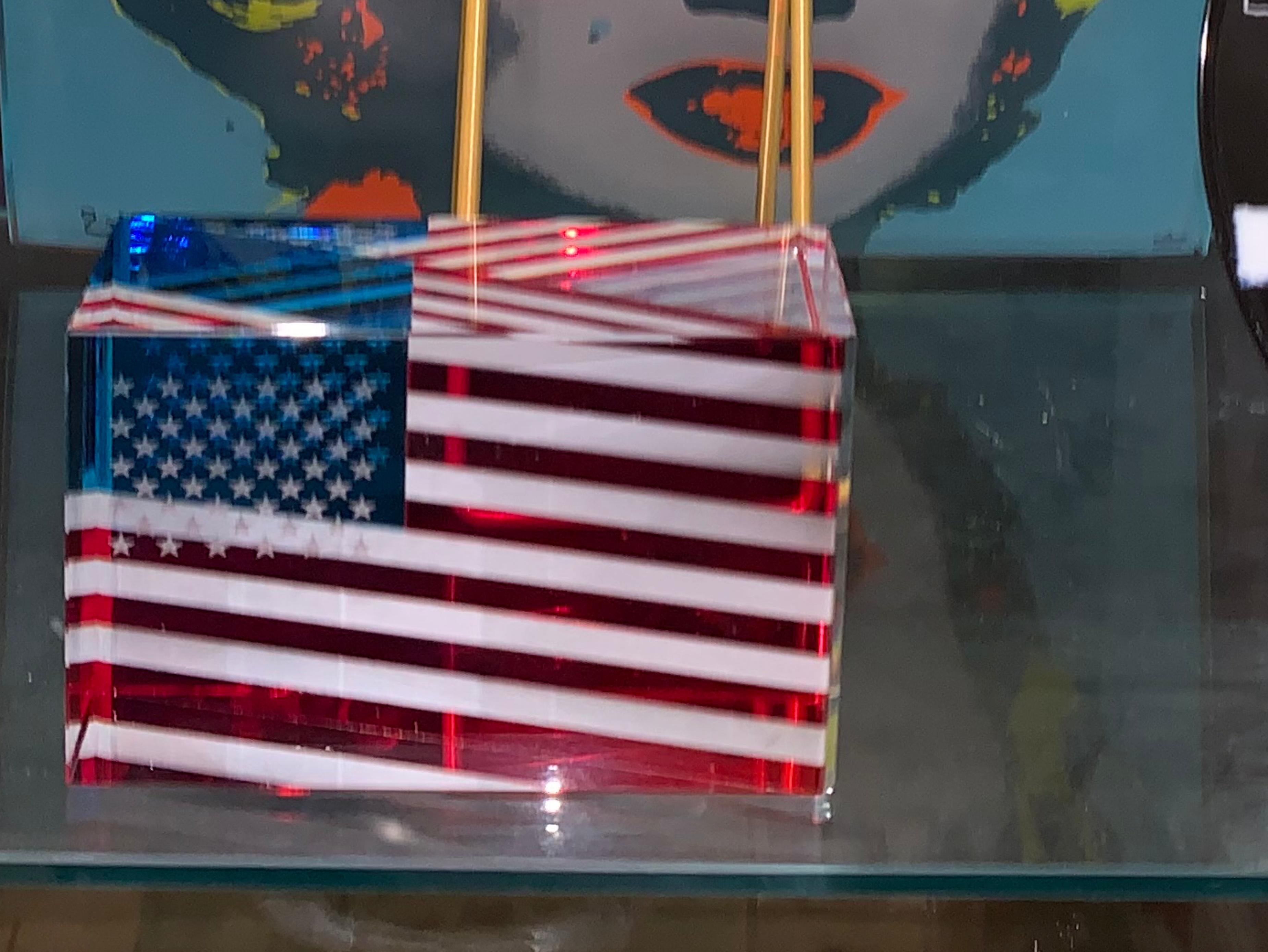 JAN MARES
Jan Mares (tchèque, 1953-2005) 
drapeau américain en verre 3-D, 2002
Verre taillé, poli et gravé
3 × 5 × 2 pouces
signature inc inc inc inc inc inc et date
