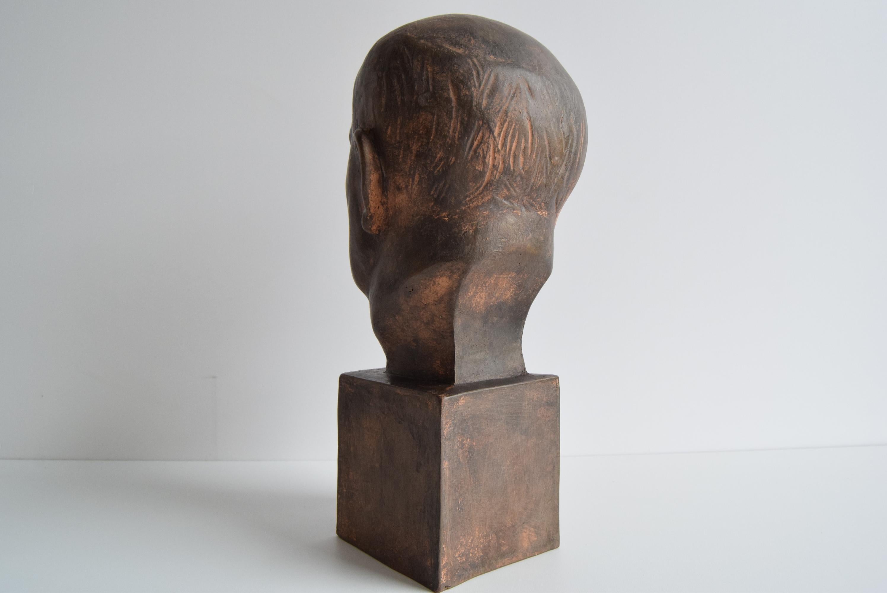 Metà XX secolo Busto in ceramica di Jan Masaryk, anni '50 circa. in vendita