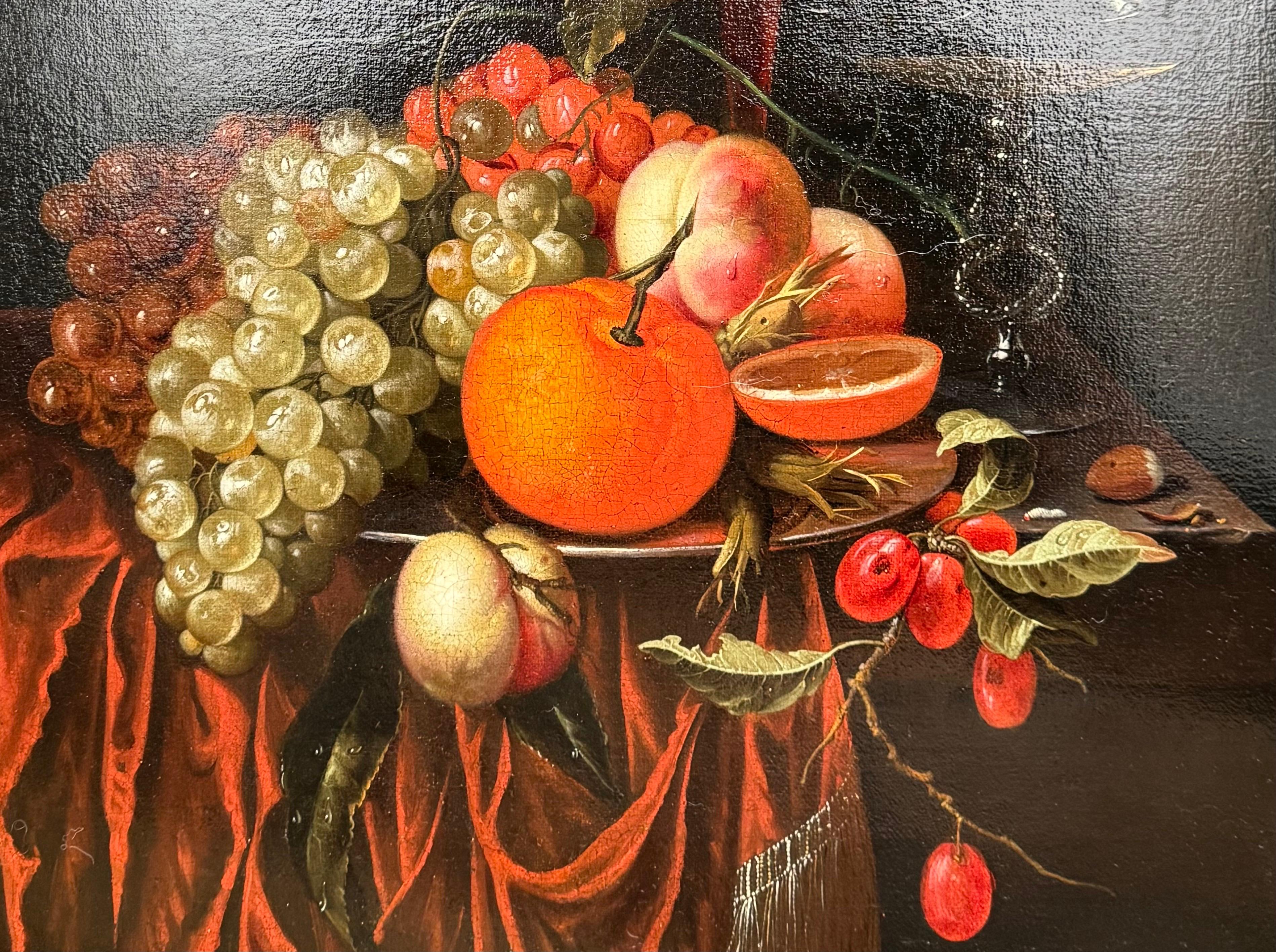 Niederländisches Ölgemälde Alter Meister aus dem 17. Jahrhundert, Stilleben mit Früchten und Wein und venezianischem Glas

Das vorliegende Gemälde ist eine atemberaubende Darstellung von opulentem Überfluss. Auf einer dunkelrot schimmernden, mit