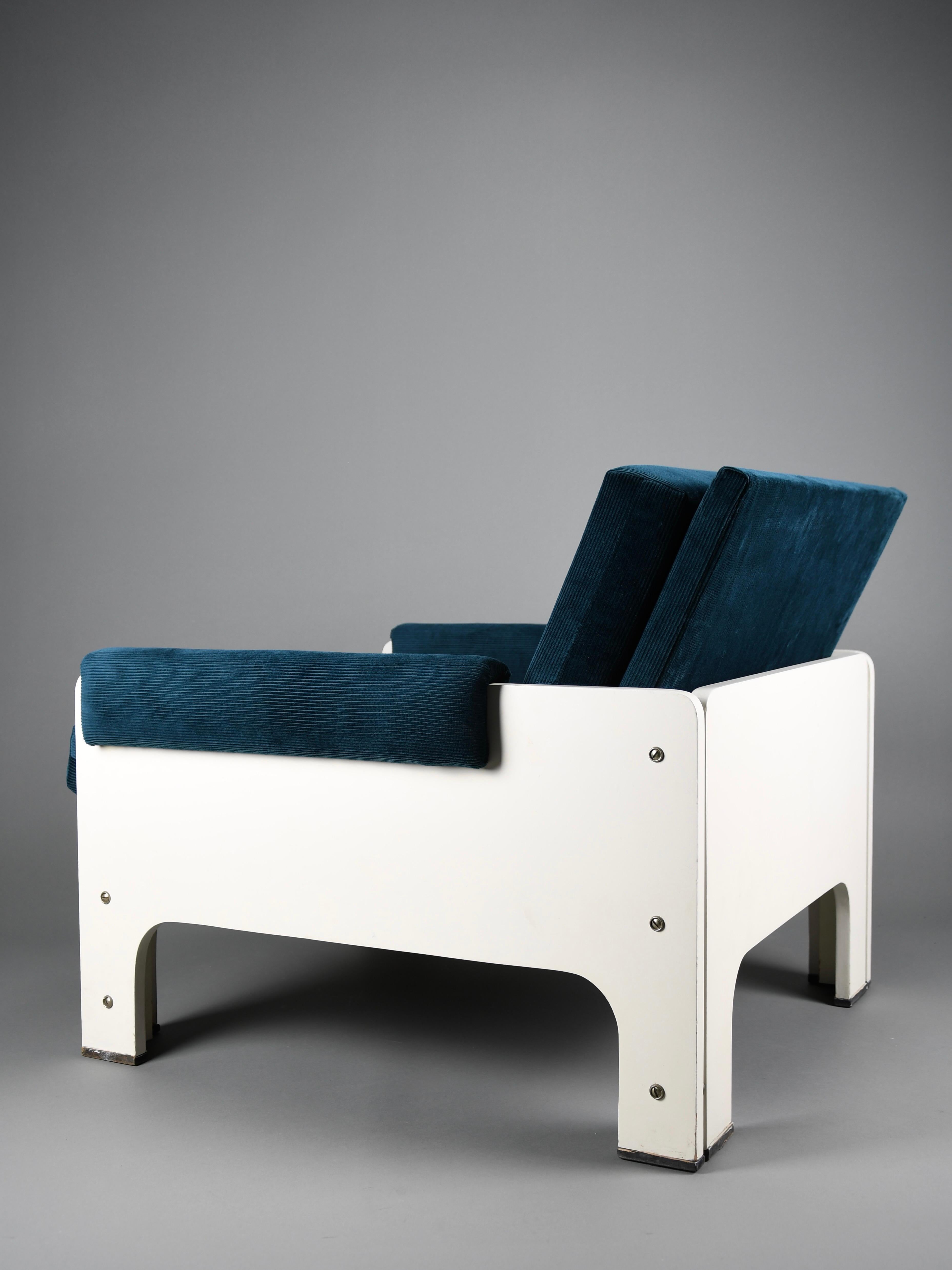 Jan Pieter Berghoef Blue & White Lounge Chair for Spectrum, Netherlands, 1960s

A striking example of Dutch modernism, this lounge chair was designed by architect Jan Pieter Berghoef for Spectrum in the 1960s. With its clean architectural lines and
