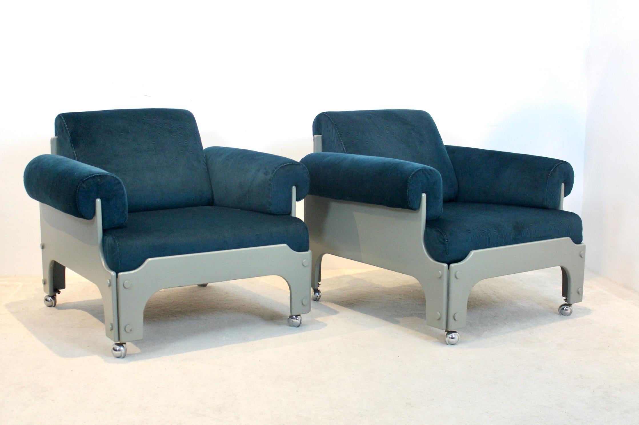Une paire rare et frappante de chaises longues SZ 85 conçues par Jan Pieter Berghoef pour Spectrum en 1968/1969 (signé). Ces fauteuils audacieux de style industriel incarnent l'esprit avant-gardiste du modernisme hollandais avec une présence