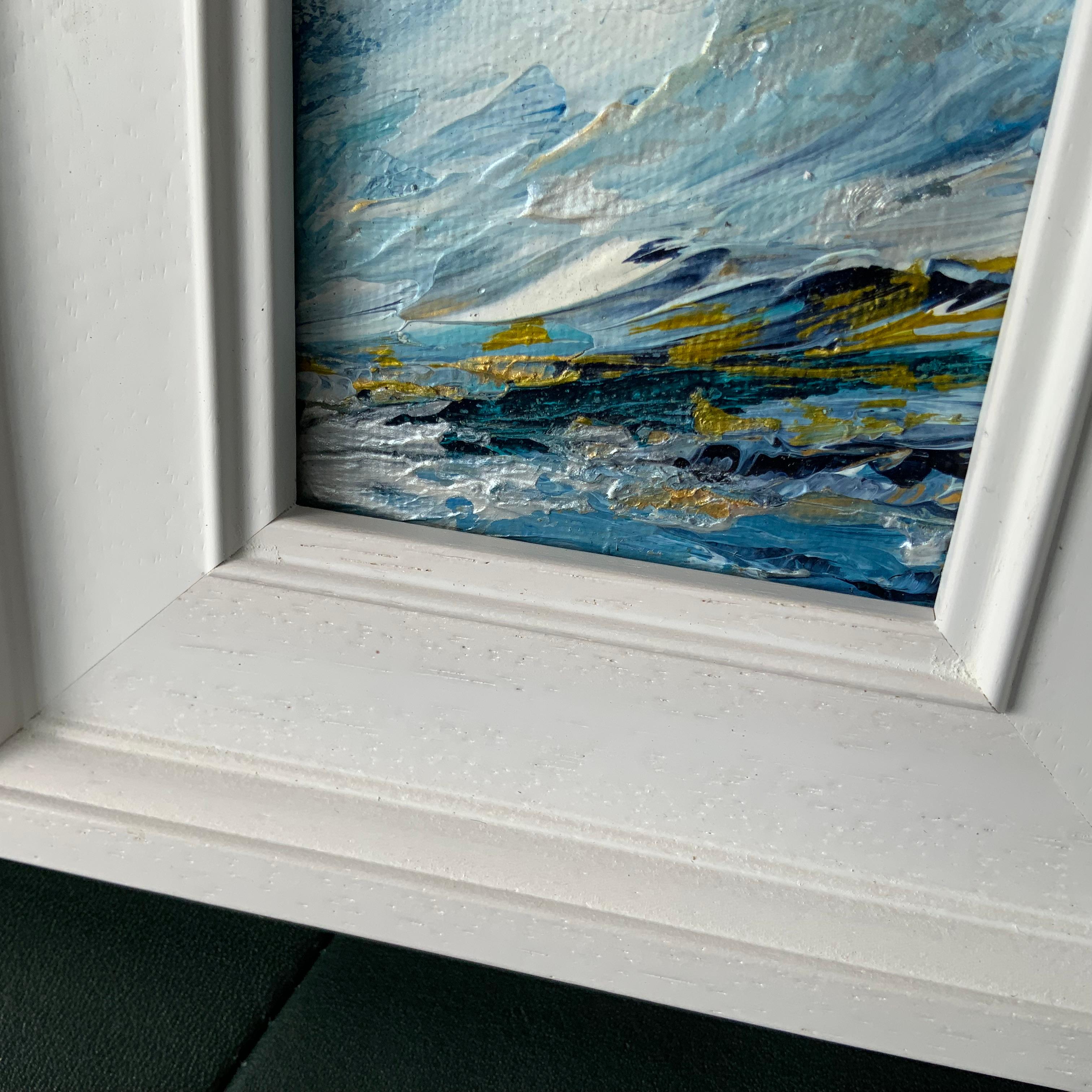 Das zweite in dieser Gruppe von wunderschön gerahmten Miniaturgemälden von Ullswater, einem friedlichen, riesigen, schönen und wechselhaften See, der in Cumbria liegt und Teil des Lake District ist. In einem Atemzug kann sich der blaue Himmel