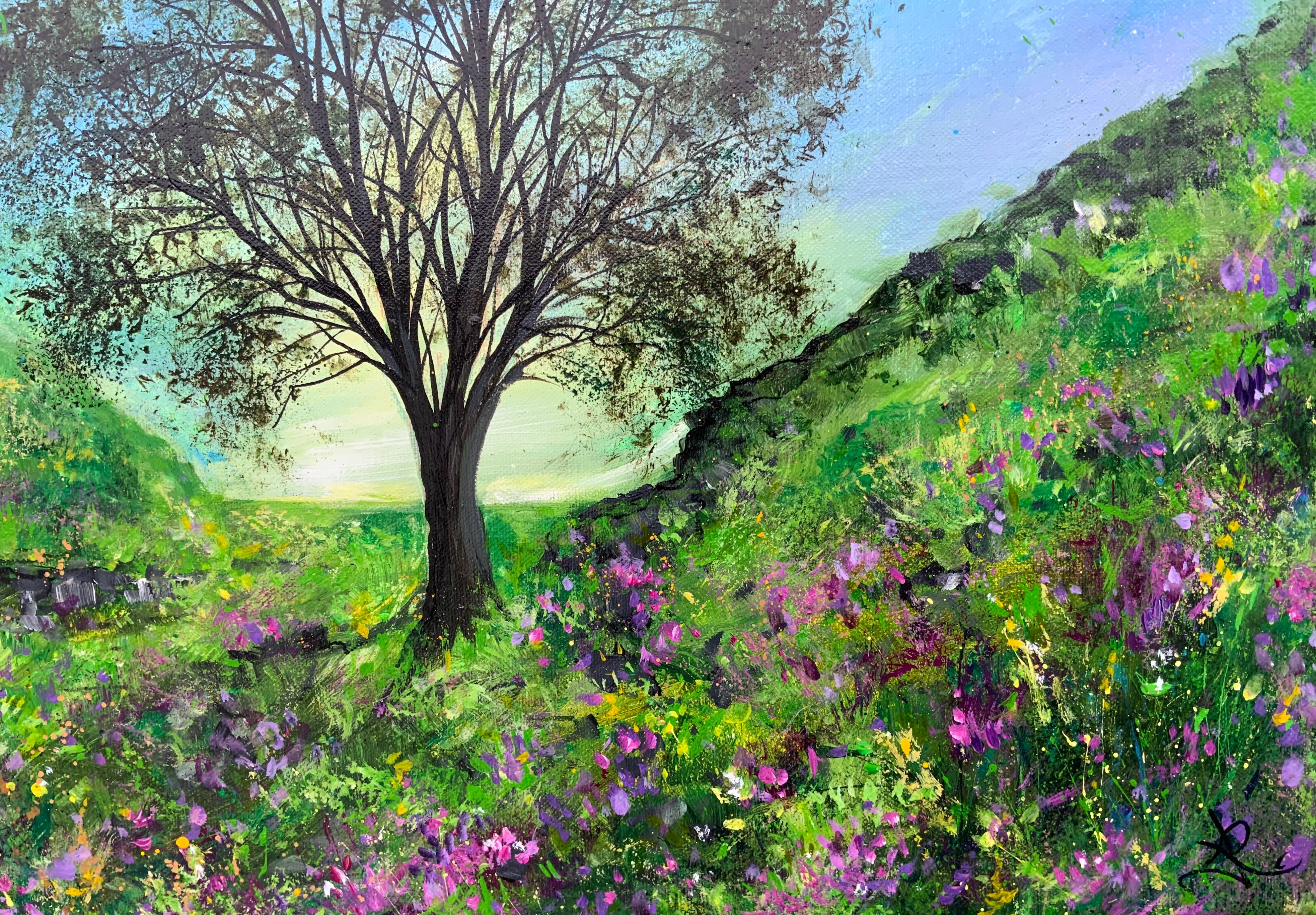 Ein Gemälde, inspiriert von der geliebten Sycamore Gap, einem ikonischen Bild, das im Laufe der Jahre von vielen Künstlern gemalt wurde. Eine abendliche Szene mit buntem Heidekraut, das einen farbigen Teppich bildet. Im Mittelpunkt steht die