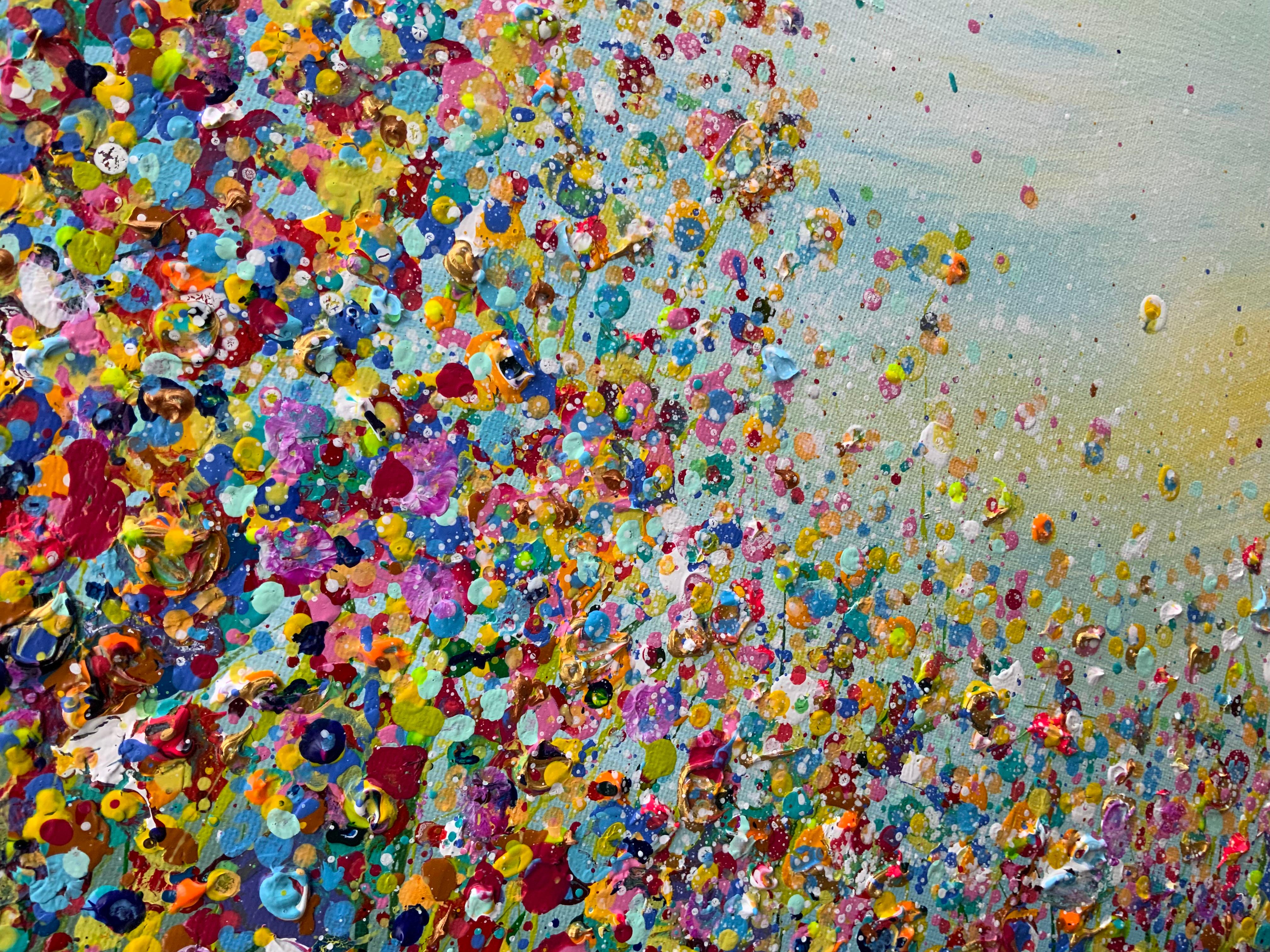 Ein lebhaftes und ausdrucksstarkes abstraktes Blumenwiesenbild. Schicht für Schicht mit dicker Farbe bemalt, wodurch eine strukturierte und fühlbare Oberfläche entsteht, die den Betrachter anzieht. Hervorgehoben mit Flecken von Metallic-Farbe.