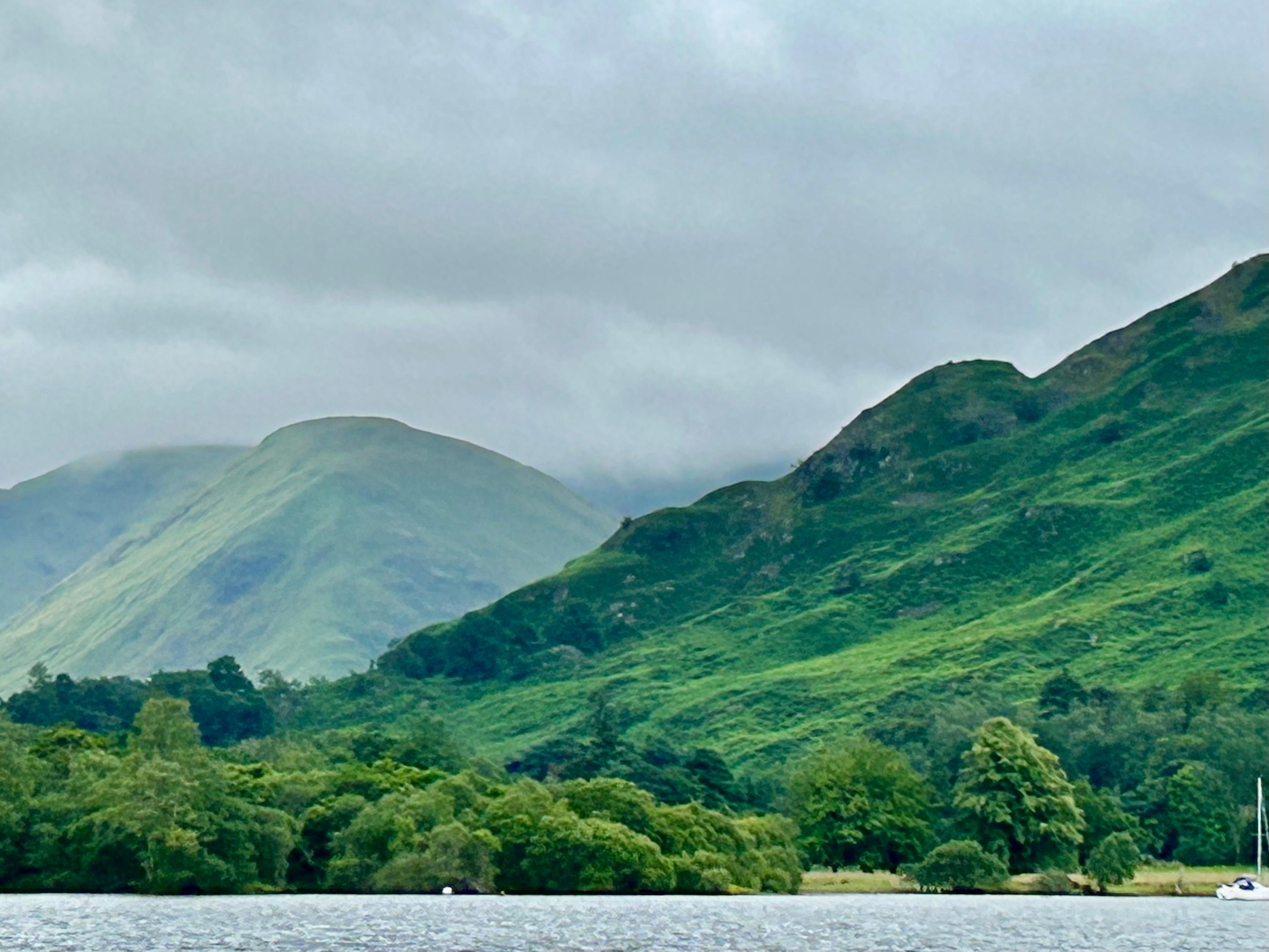 Weitere Bilder in dieser Gruppe von Ullswater, einem friedlichen, riesigen, schönen und wechselhaften See, der in Cumbria liegt und zum Lake District gehört. Die Landschaft ist lebendig und üppig mit einem endlosen Spektrum an Grüntönen. Ich fuhr