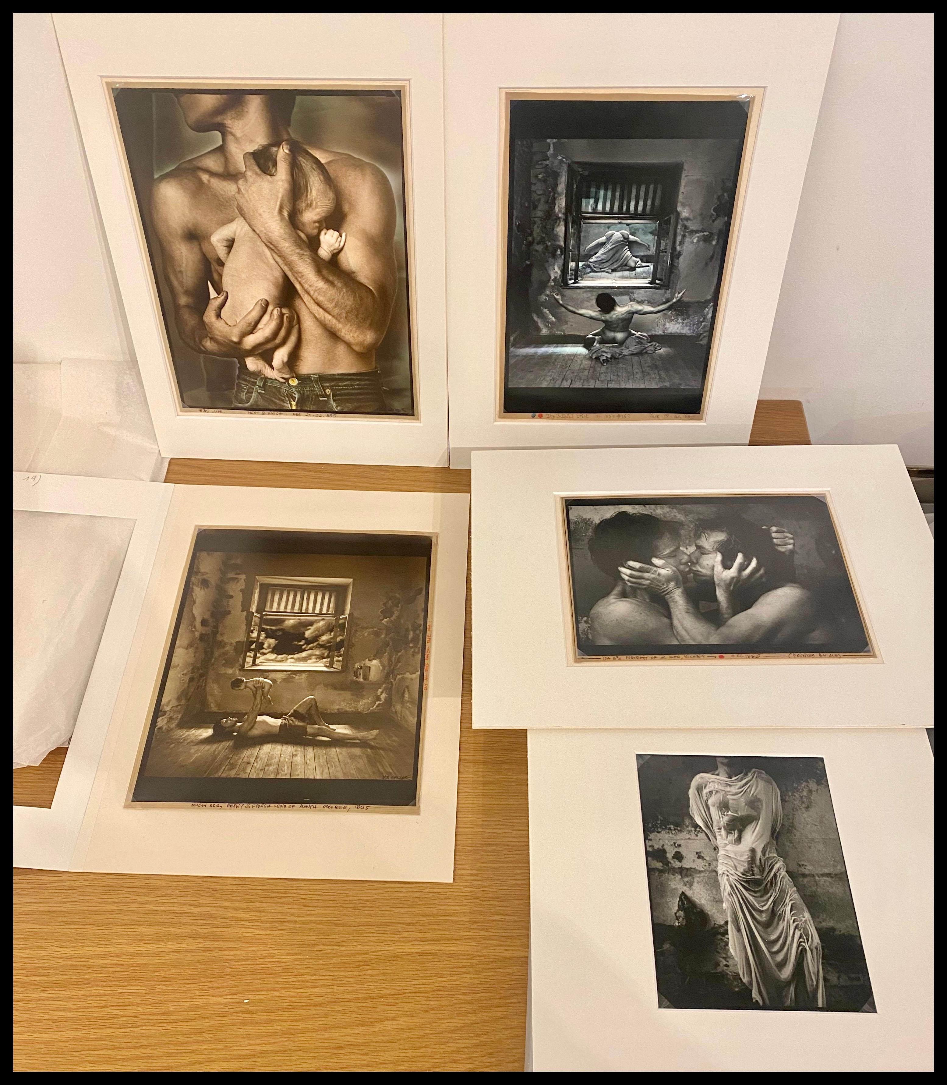 Due uomini che si baciano, ritratto d'epoca alla gelatina d'argento colorato a mano di Jan Saudek in vendita 2