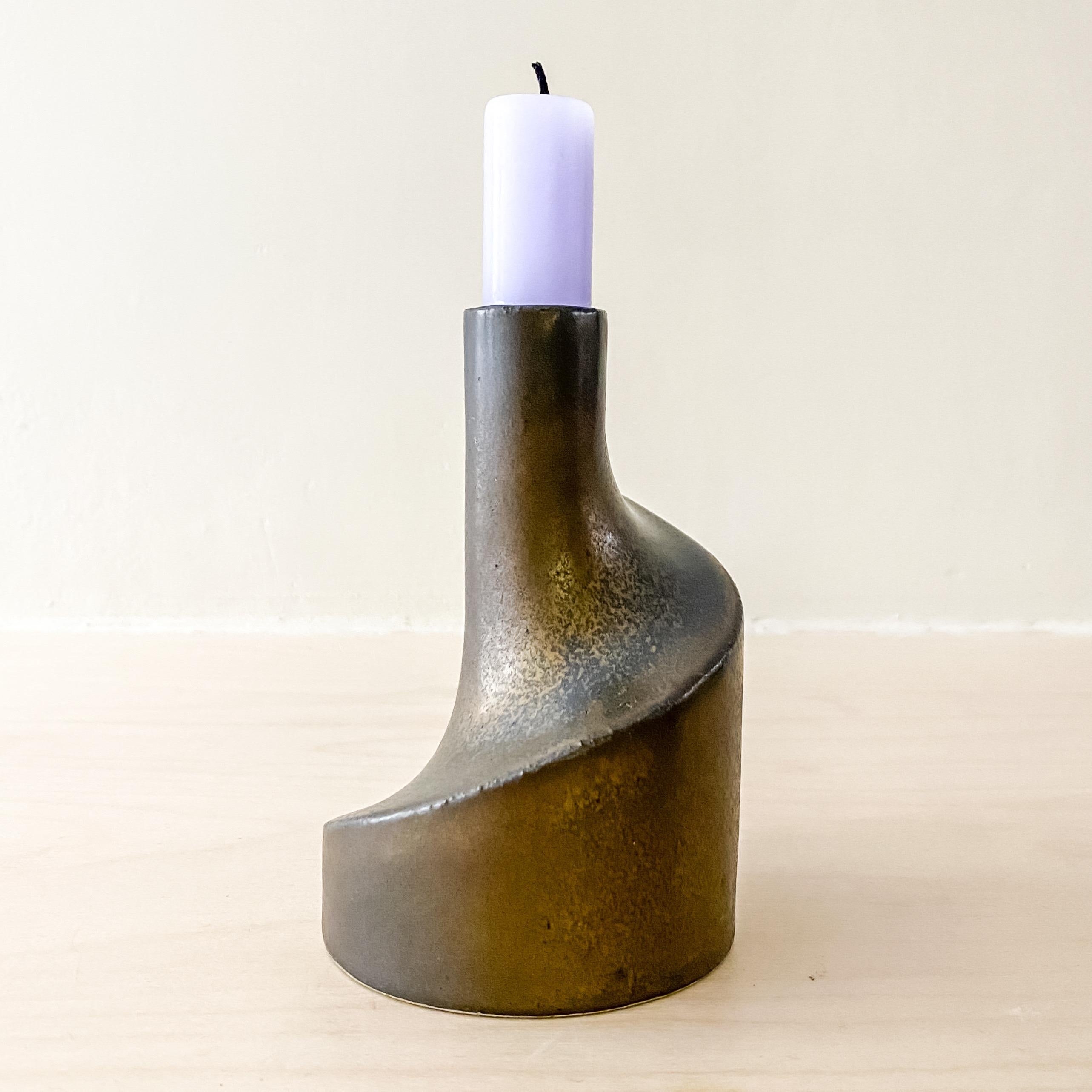 Wunderschöner geometrischer Kerzenhalter des niederländischen Keramikers Jan van der Vaart. Skulpturale Komposition in einer dunklen Bronzeglasur. Jan van der Vaart gehört zu der ersten Generation von Keramikkünstlern, die in den 1950er Jahren die