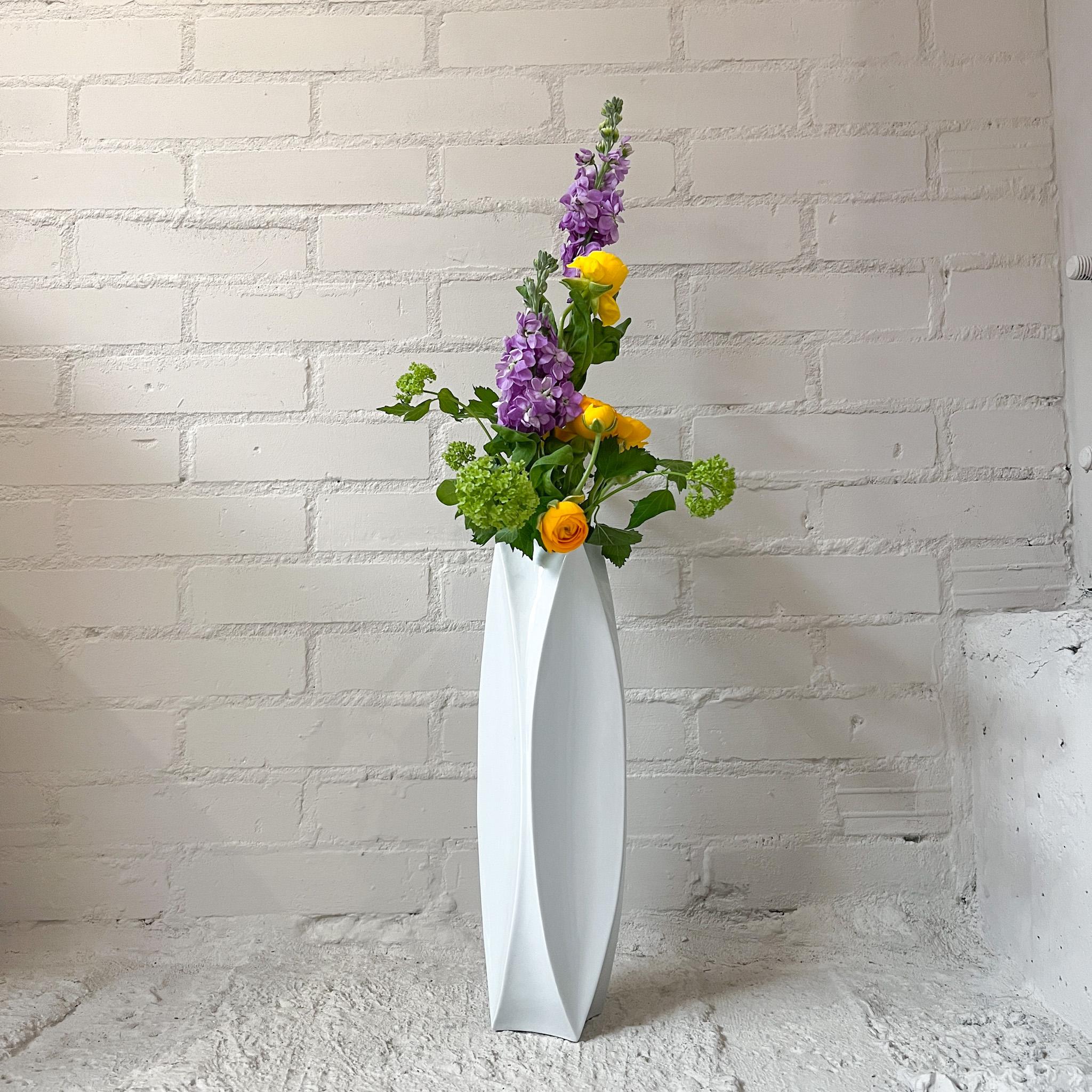 A stunning large vase by Jan van der Vaart (1931-2000). In the mid-1970s till the early 1980s, Jan van de Vaart experimented with vases in folded shapes. This is an exceptional example in an elegant white color. Van der Vaart produced his multiples