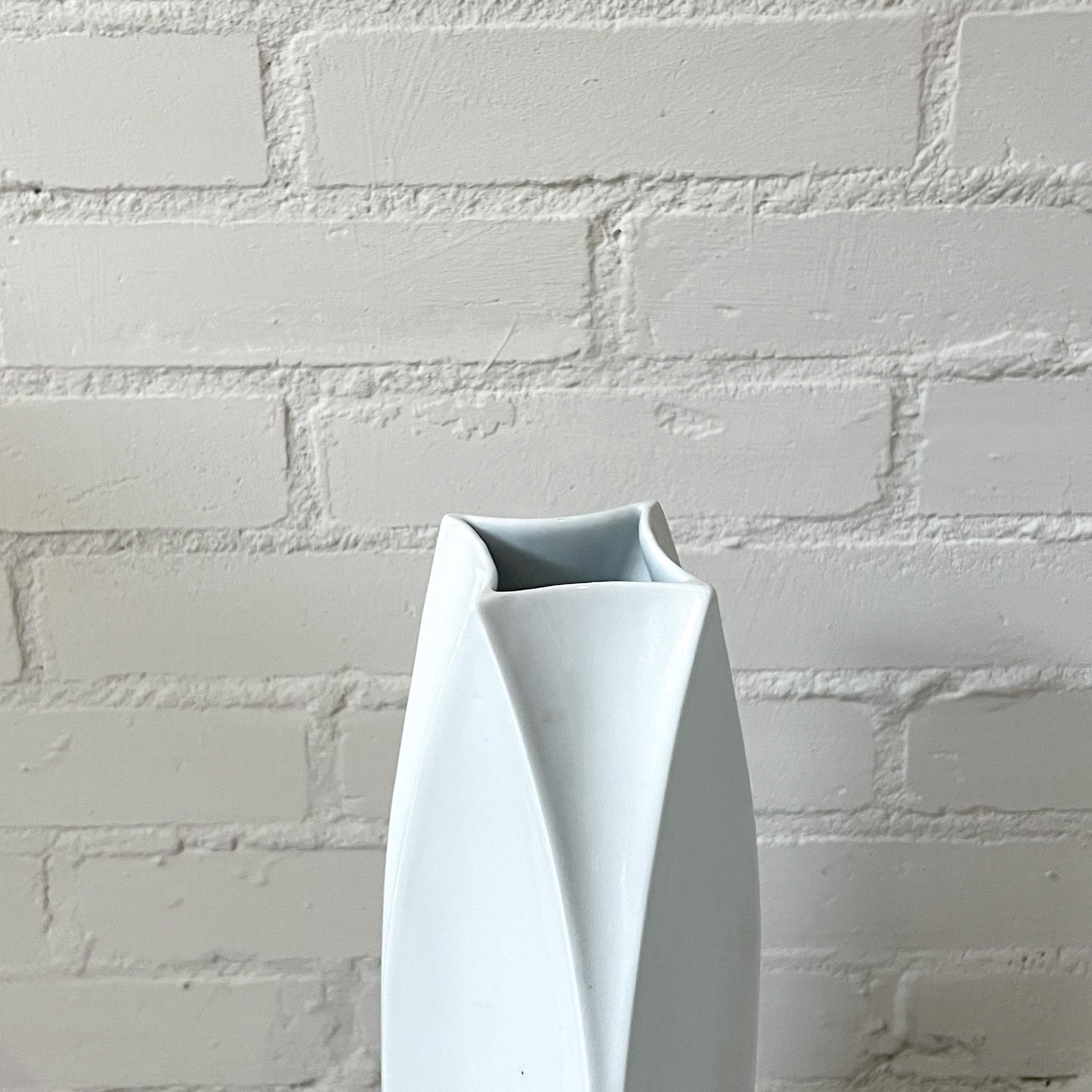 Jan van der Vaart White Ceramic Vase Holder In Excellent Condition For Sale In AMSTERDAM, NL