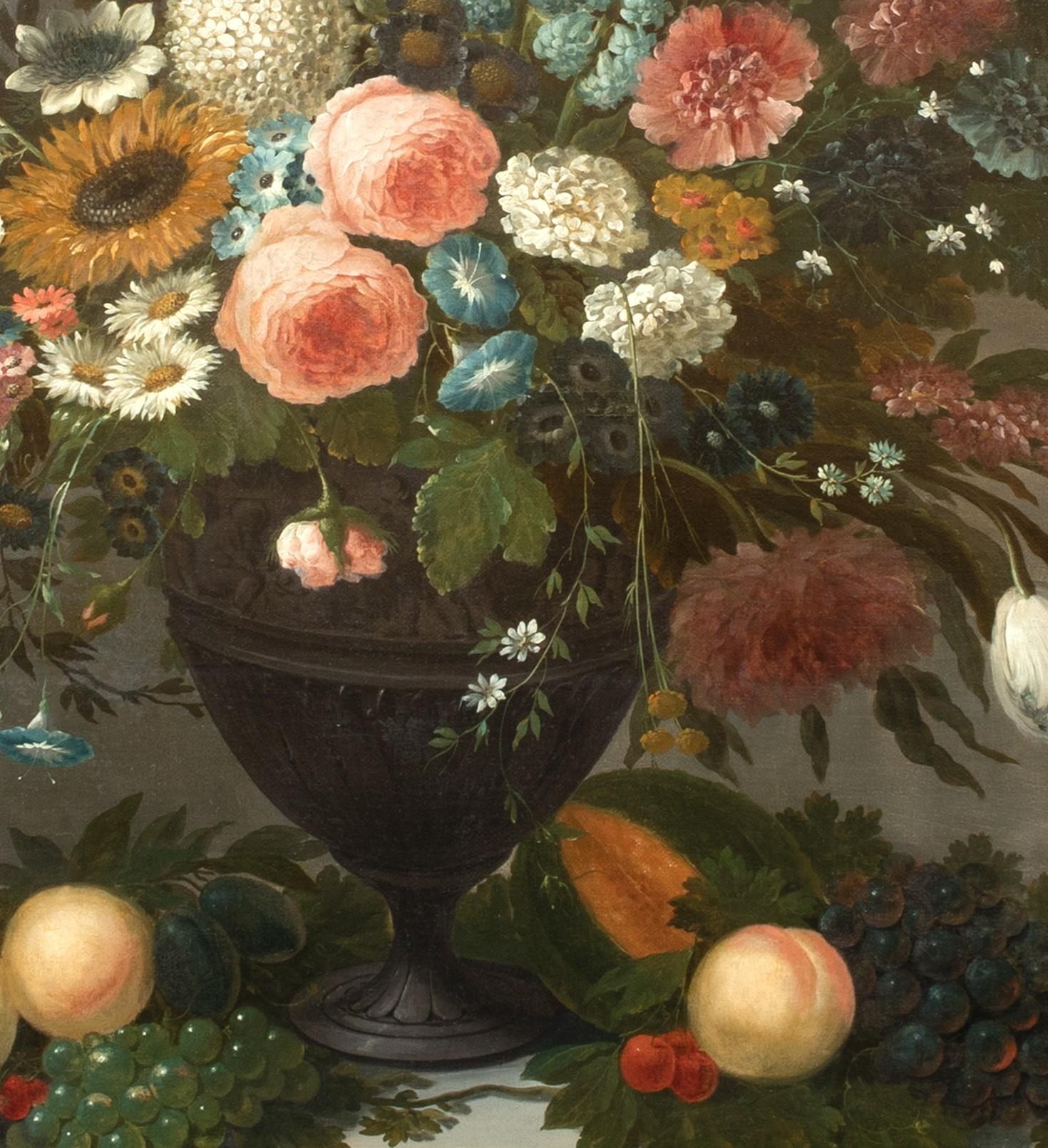 Stillleben mit Blumen in einer Glasvase, darunter Rosen Chrysanthemen, Rosen  im Angebot 2
