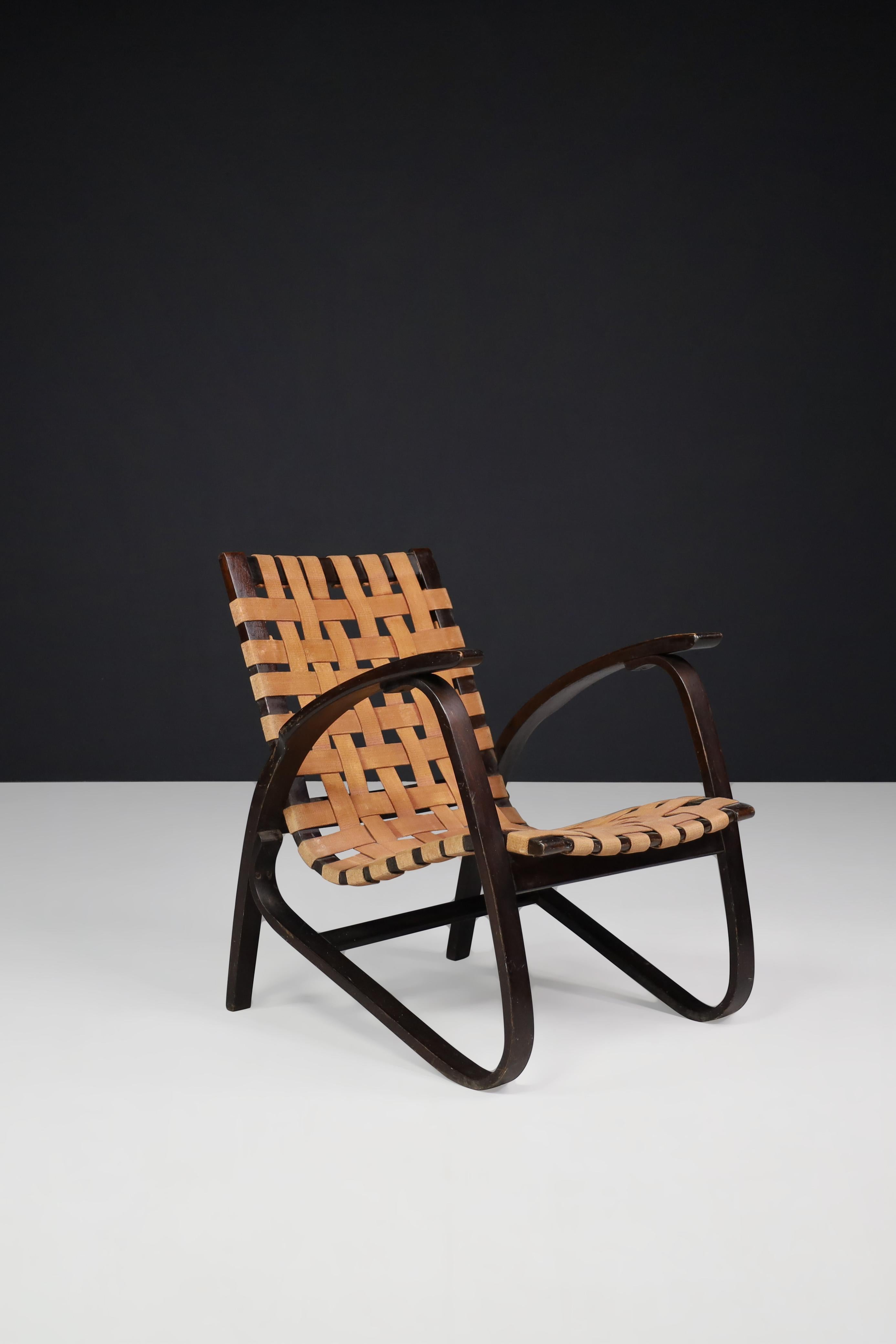 Jan Vanek lounge chair in bentwood and patinated canvas, Praque, 1940s

Bauhaus armchair designed by Czech architect Jan Vanek in the 1940s, who was a contemporary of Jindrich Halabala. This chair are upholstered with a patinated canvas seat and