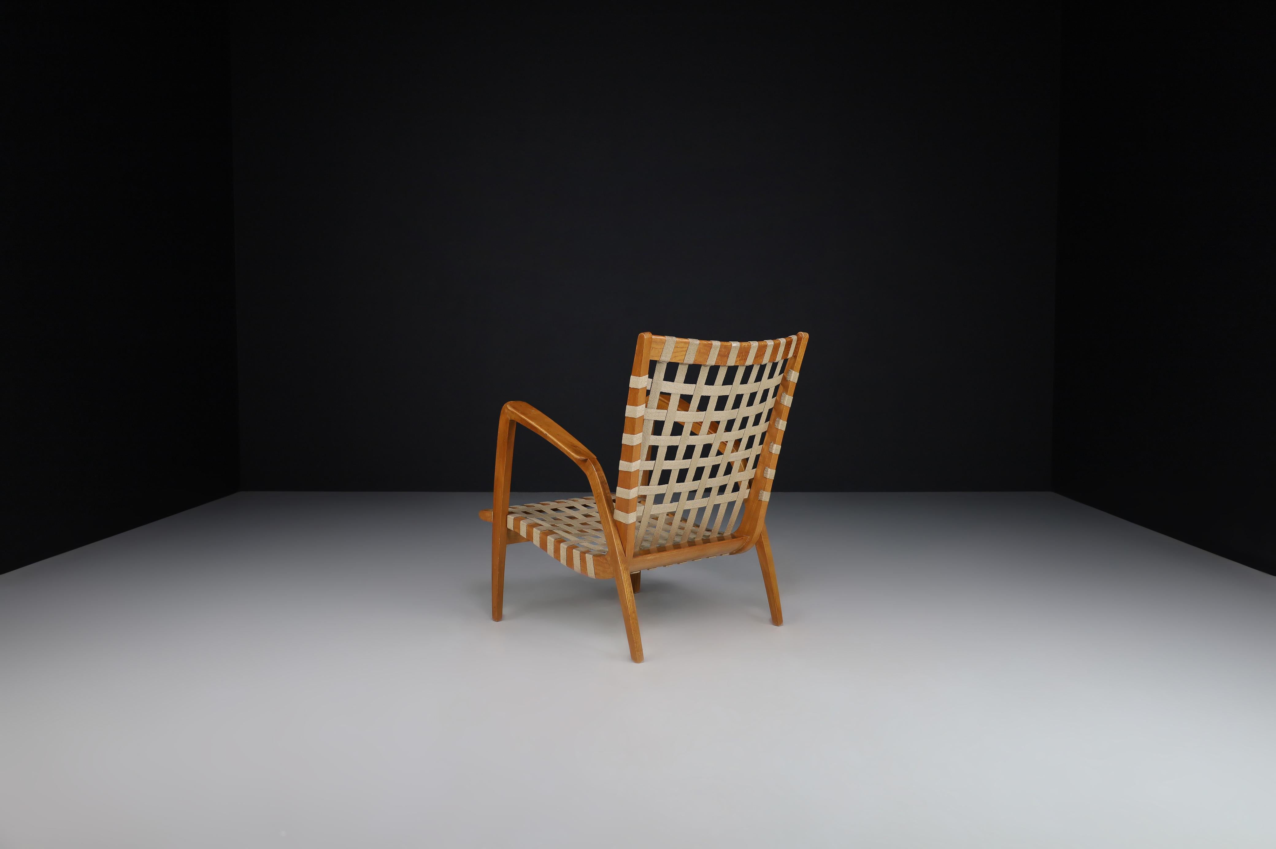 Fauteuil courbé Jan Vanek en chêne et sangles en toile tissée, Praque 1940s 

L'architecte tchèque Jan Vanek, contemporain de Jindrich Halabala, a conçu ce fauteuil incurvé dans les années 1940. Cette chaise est originellement tapissée de sangles