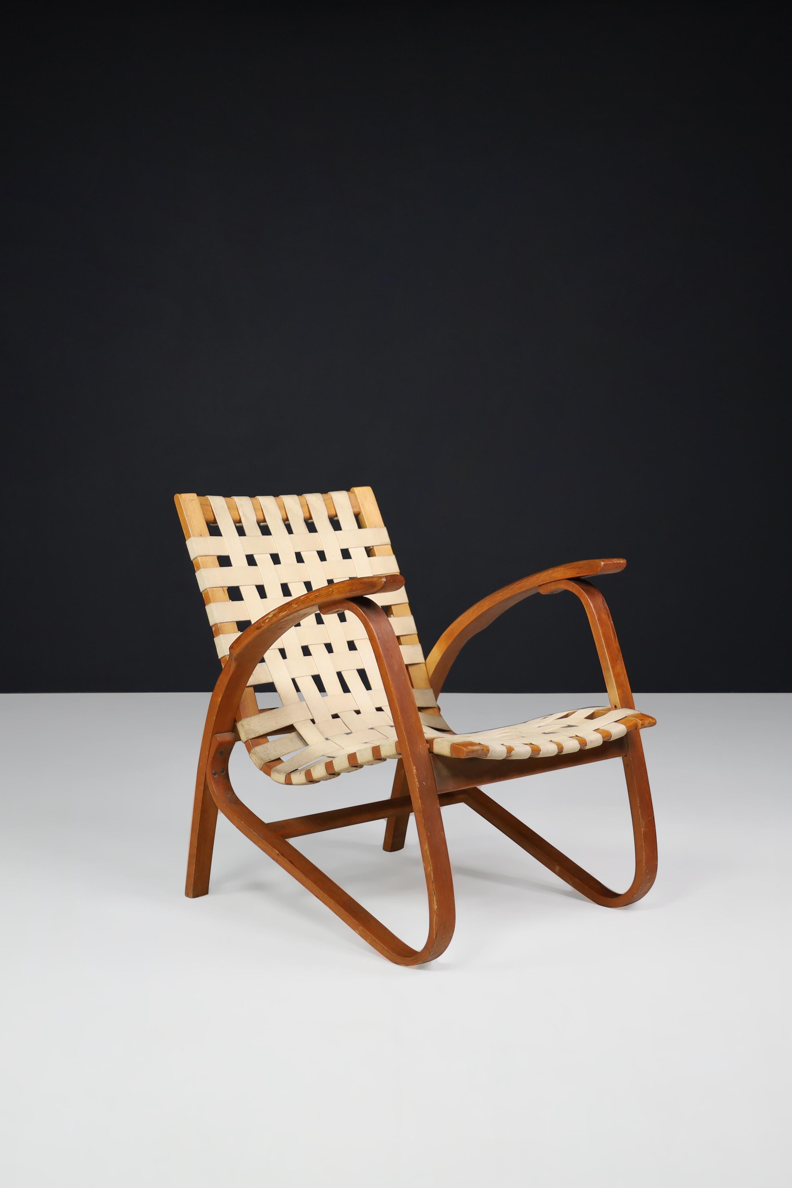 Jan Vanek easy chair in bentwood and patinated canvas, Praque, 1940s

Bauhaus easy chair designed by Czech architect Jan Vanek in the 1940s, who was a contemporary of Jindrich Halabala. This chair are upholstered with a patinated canvas seat and