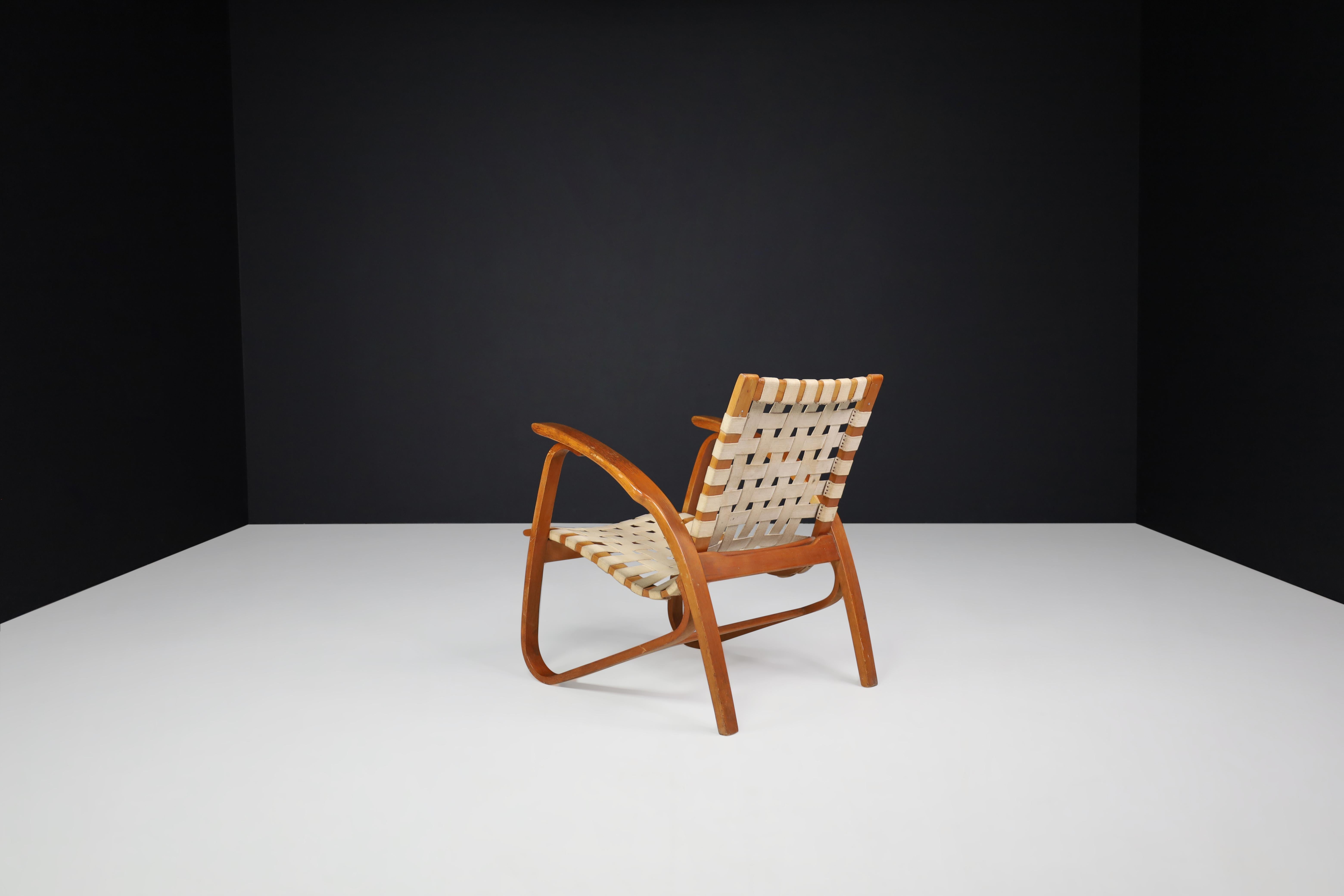 Jan Vaněk Easy Chair in Bentwood and Canvas, Praque, 1940s In Good Condition In Almelo, NL