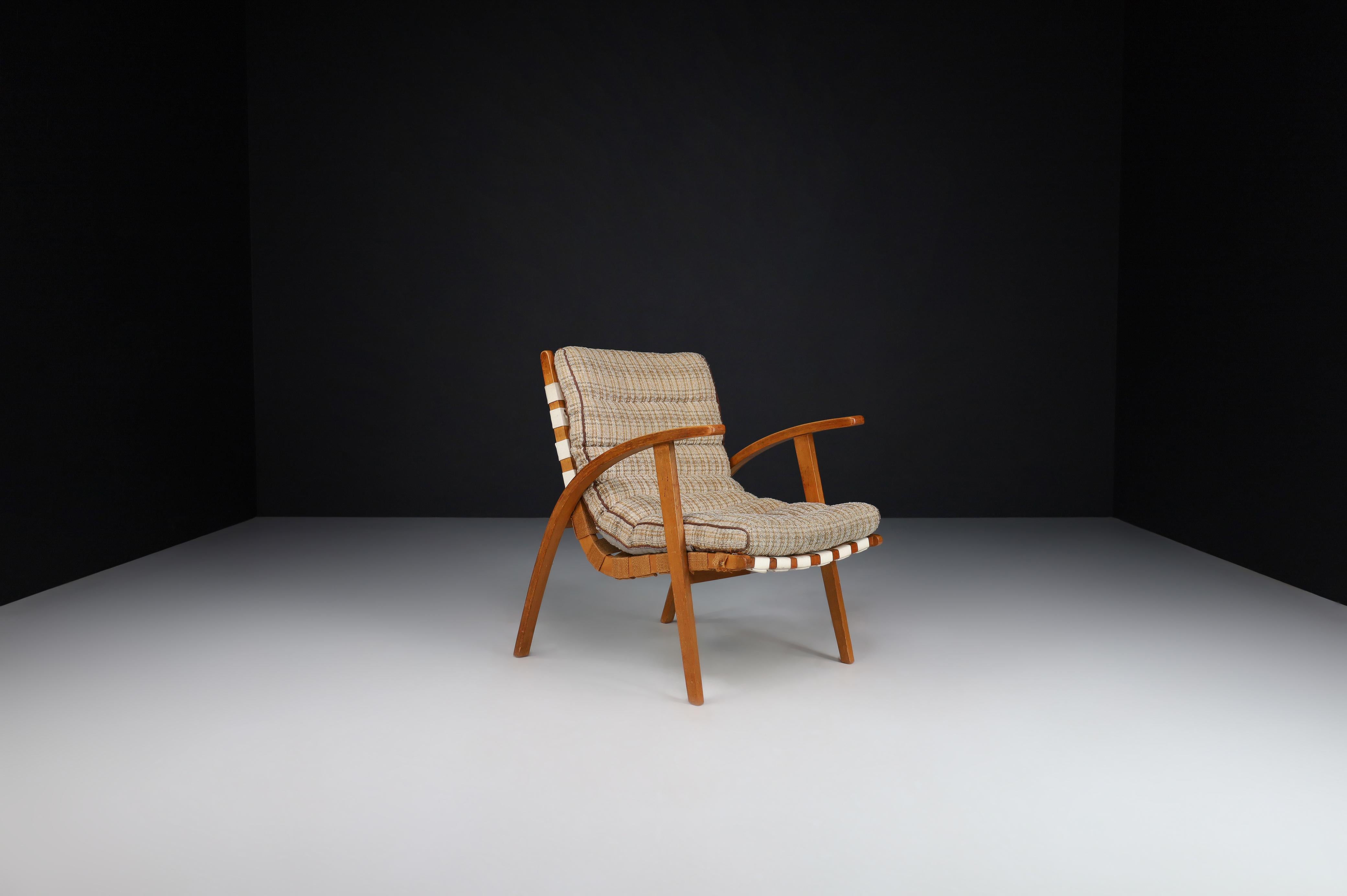 Jan Vanek easy chair in bentwood and canvas, Praque, the 1930s

Czech architect Jan Vanek designed the Bauhaus easy chair in the 1930s, a contemporary of Jindrich Halabala. This chair is upholstered initially with a patinated canvas seat and