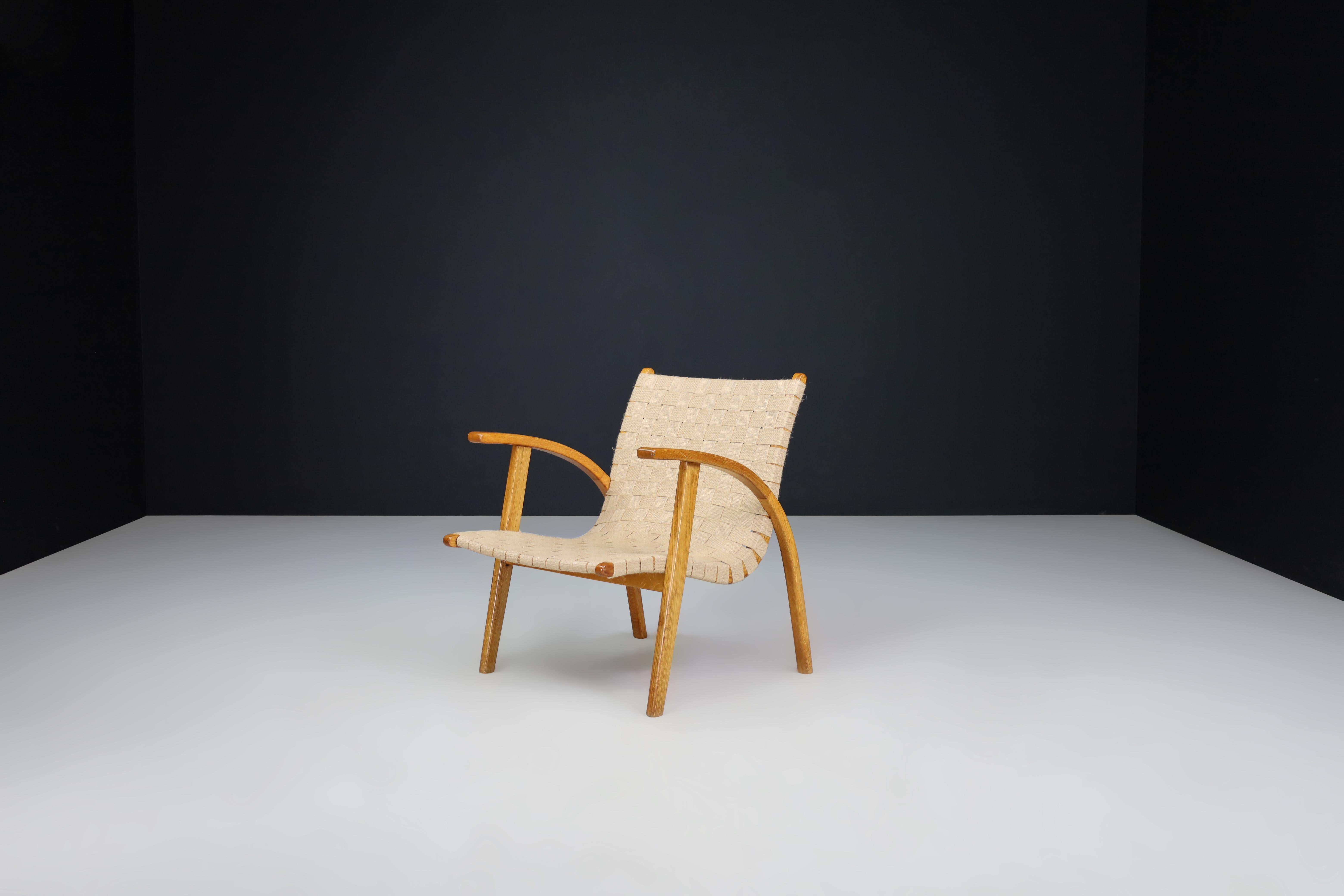 Jan Vanek easy chair in oak bentwood and canvas, Praque, the 1930s

Jan Vanek's easy chair in bentwood and canvas was designed in the 1930s in Prague. Vanek, a Czech architect and contemporary of Jindrich Halabala, created this chair with an elegant