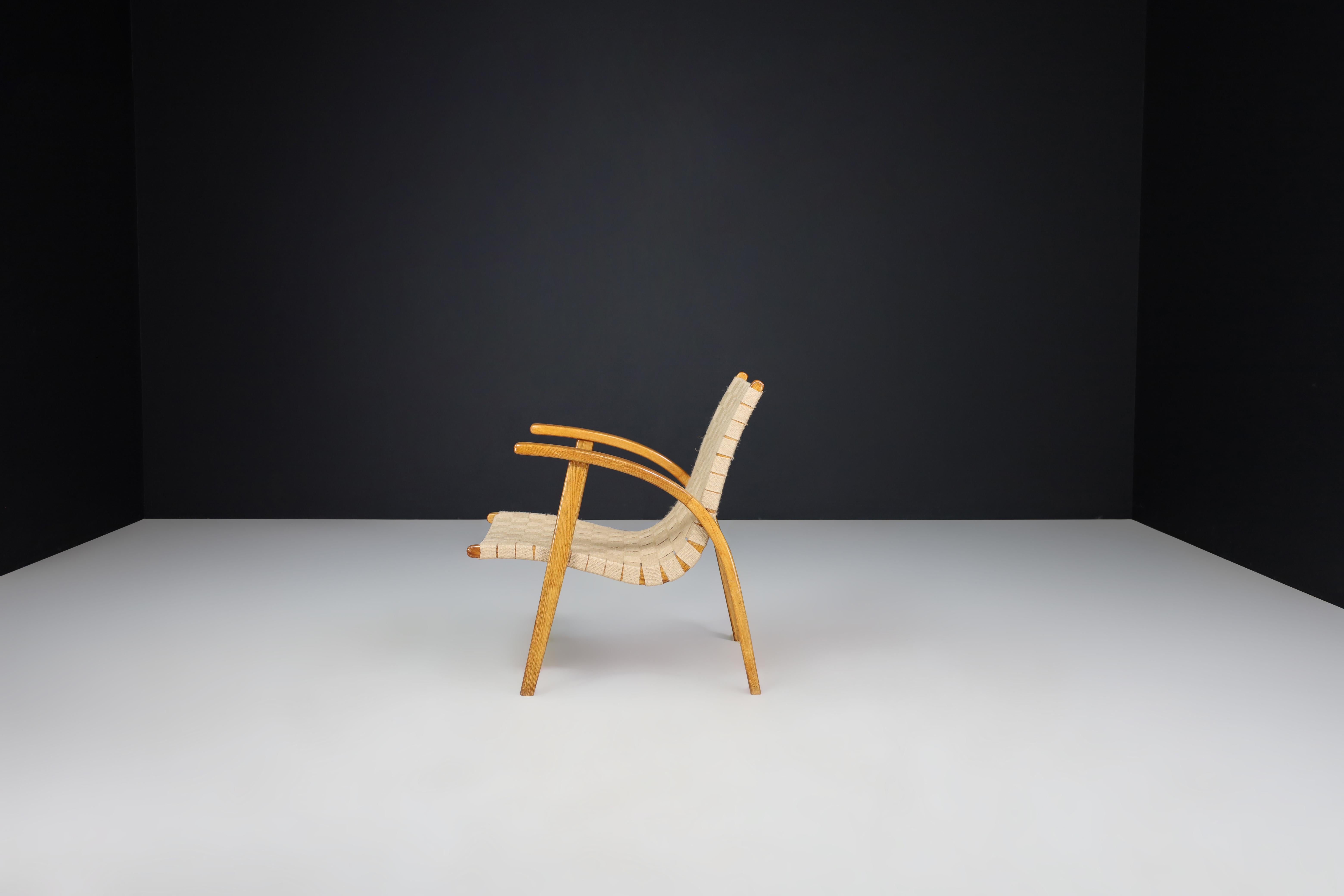 Jan Vanek Easy Chair in Oak Bentwood and Canvas, Praque, the 1930s For Sale 2