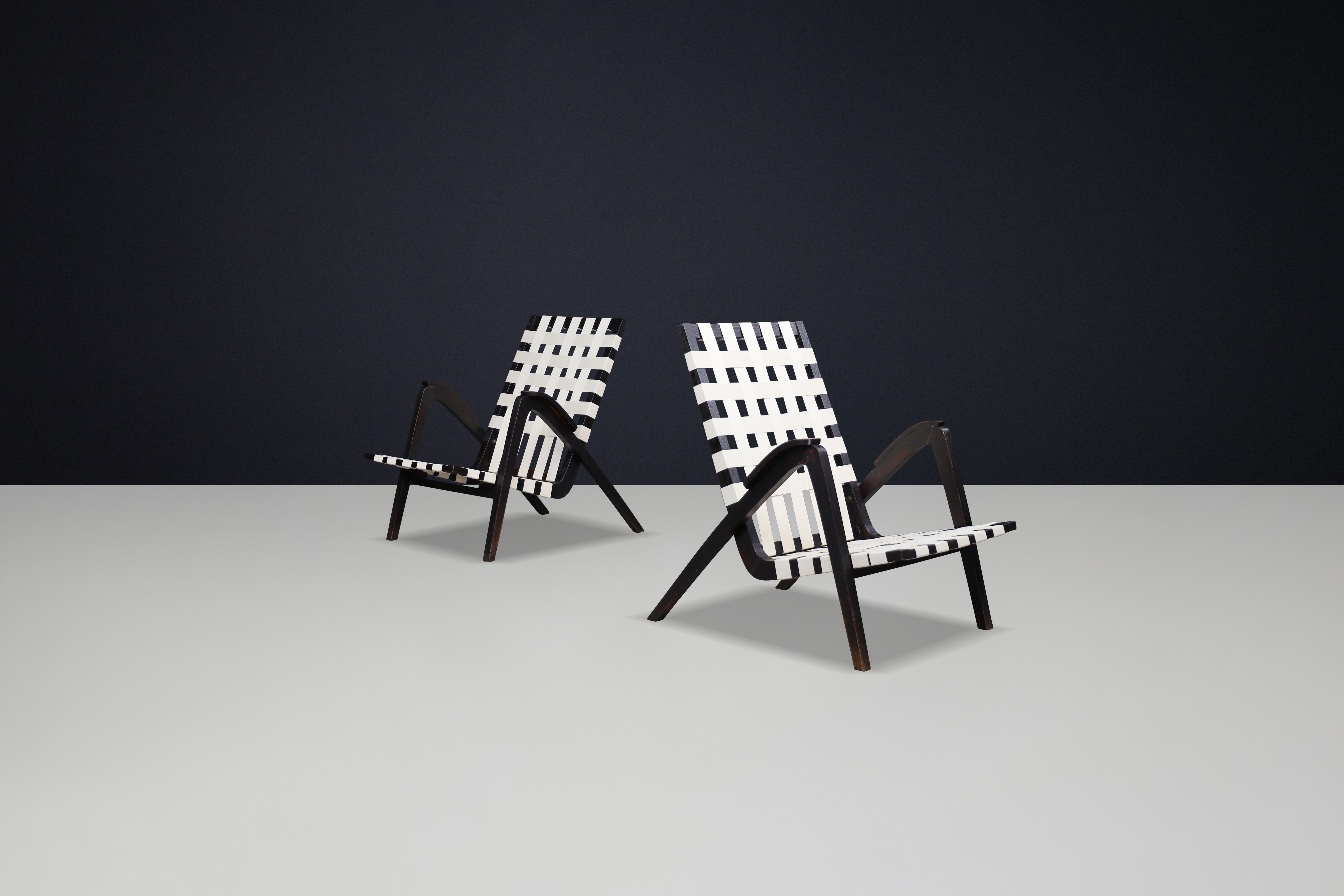 Jan Vaněk pour Krásná Jizba, une paire de chaises longues en chêne et en toile, République tchèque, années 1940.

Ces fauteuils, conçus par Jan Vaněk, illustrent une construction caractérisée par des lignes acérées et des formes distinctes. Des