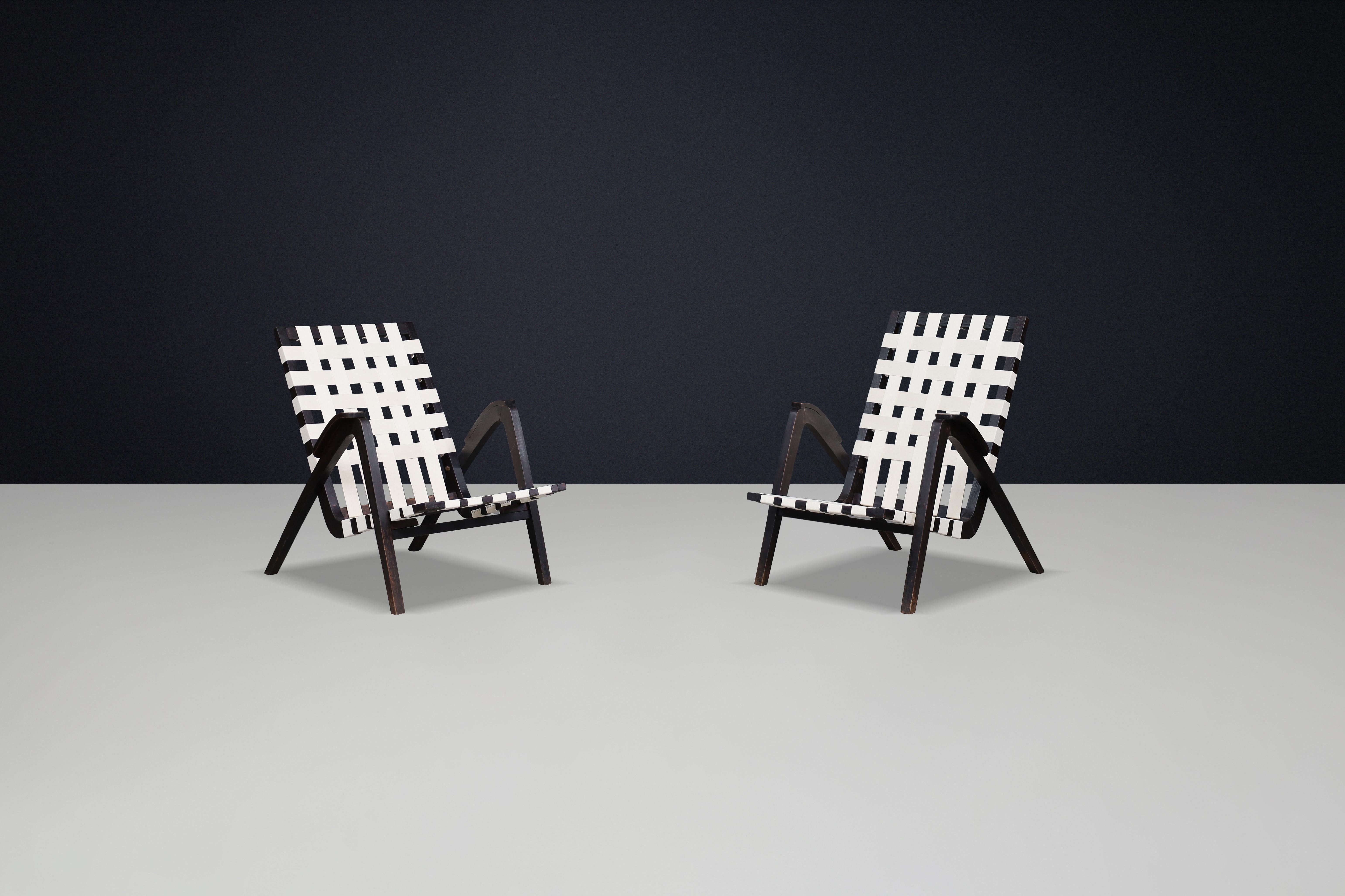 Tchèque Jan Vaněk pour Krásná Jizba chaises longues en chêne et toile République tchèque 1940 en vente