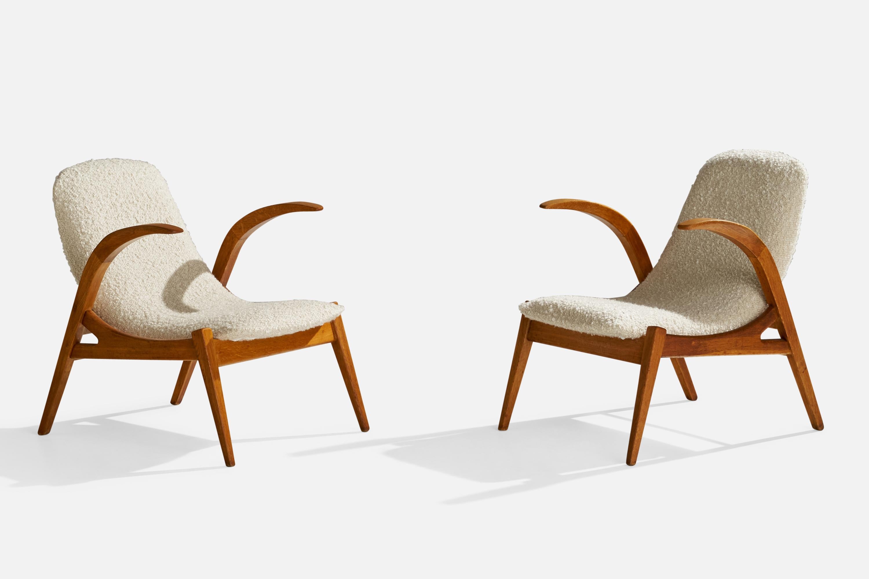 A pair of wood and white bouclé fabric lounge chairs designed by Jan Vaněk and produced by Krásná Jizba, Czech Republic, 1960s.

Seat height 13.5”.