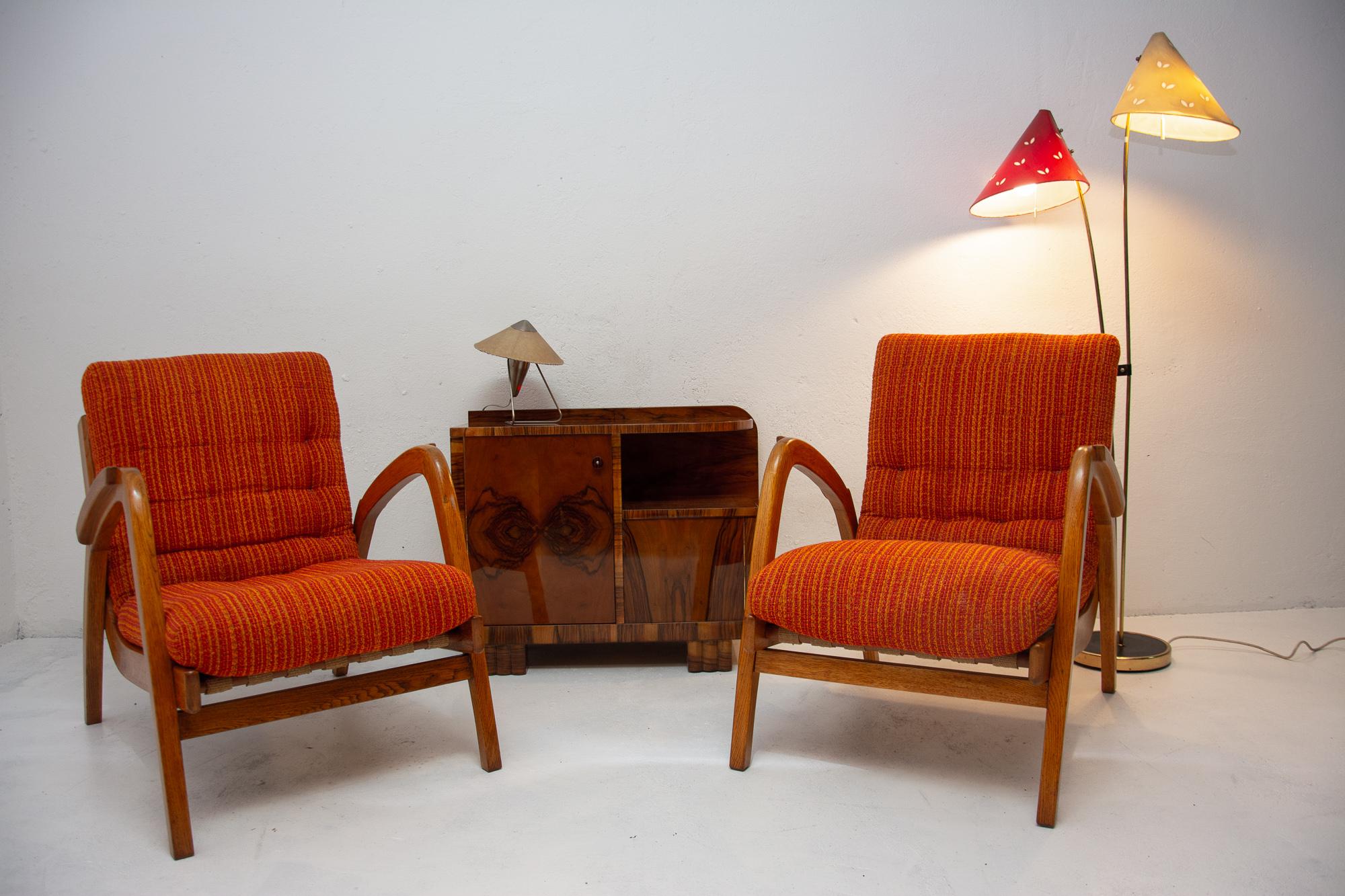 A pair of bentwood armchairs in beech, designed by Jan Vanek for Krasná Jizba in the 1940´s.
It features a woven canvas seat and beech bent wooden frame. The wood is fully restored. The cushions are removable and are in very good original