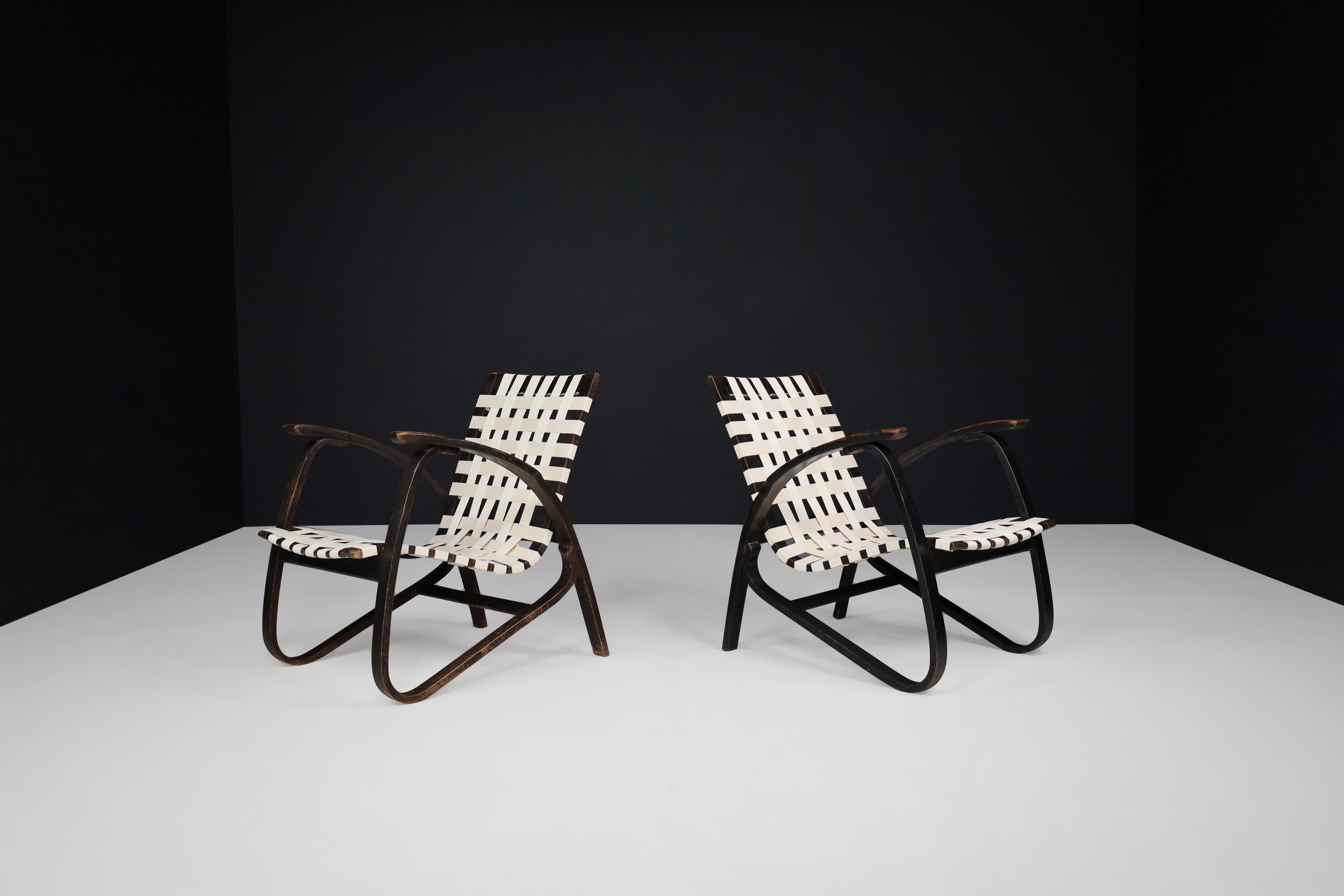 Jan Vanek pair of lounge chairs in bentwood and canvas, Praque 1940s.

Pair of elegant armchairs designed by Czech architect Jan Vanek in the 1940s, who was a contemporary of Jindrich Halabala. These chairs are re-upholstered with a new woven