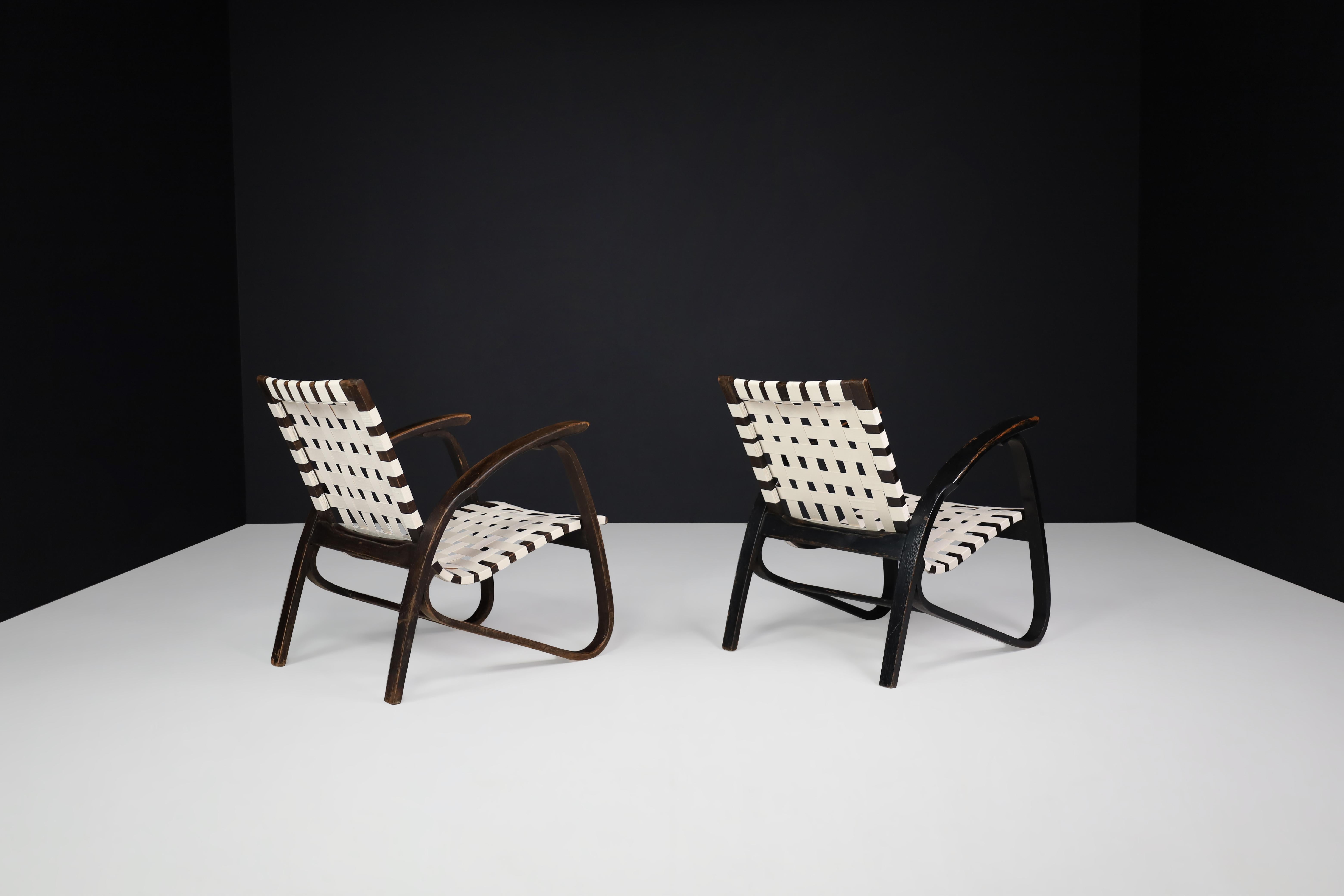 Jan Vaněk Pair of Lounge Chairs in Bentwood and Canvas Praque, 1940s In Good Condition In Almelo, NL