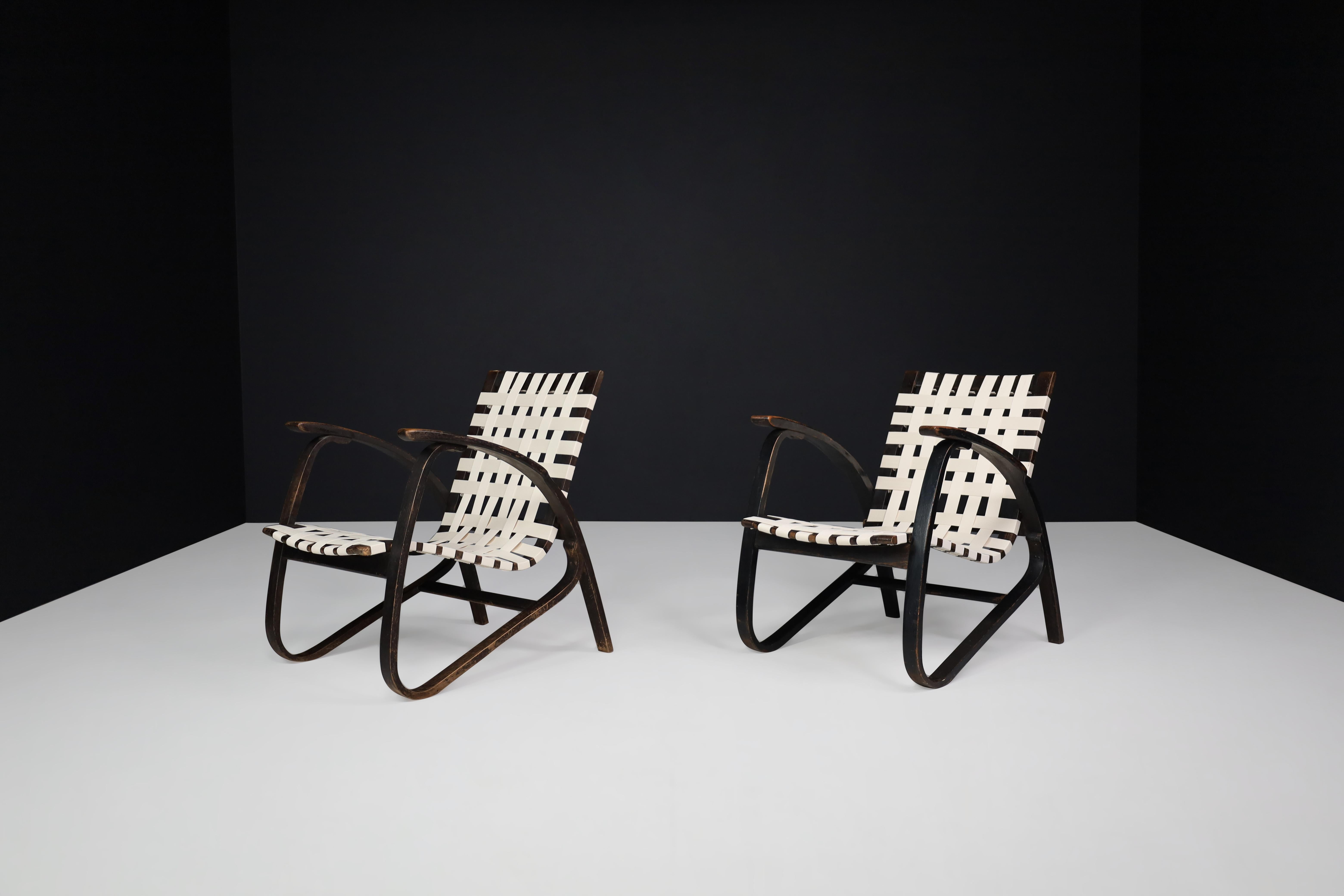 20th Century Jan Vaněk Pair of Lounge Chairs in Bentwood and Canvas Praque, 1940s