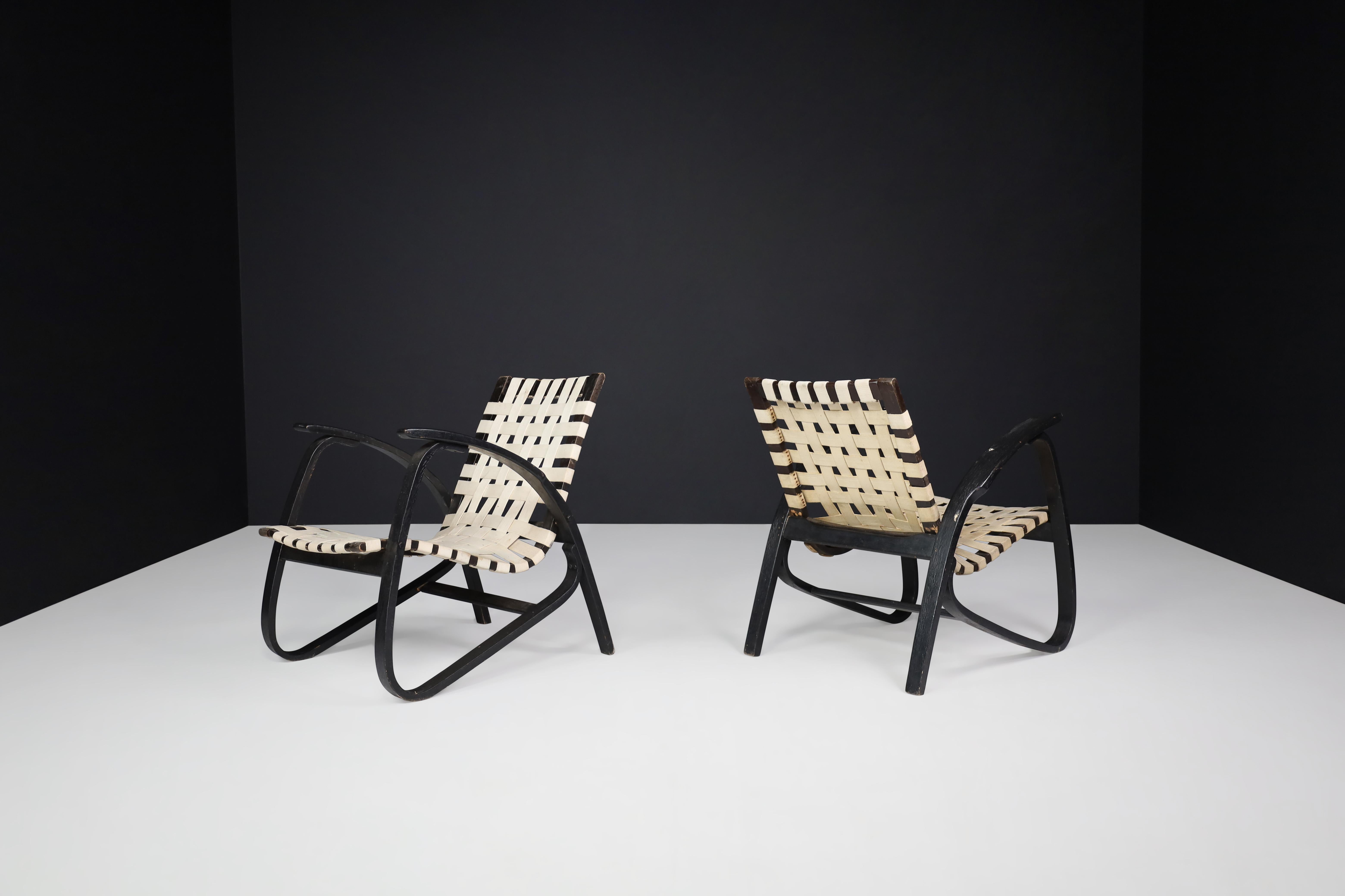 Jan Vanek pair of easy chairs in bentwood and patinated canvas, Praque, 1940s

Pair of elegant easy designed by Czech architect Jan Vanek in the 1940s, who was a contemporary of Jindrich Halabala. These chairs are upholstered with a patinated