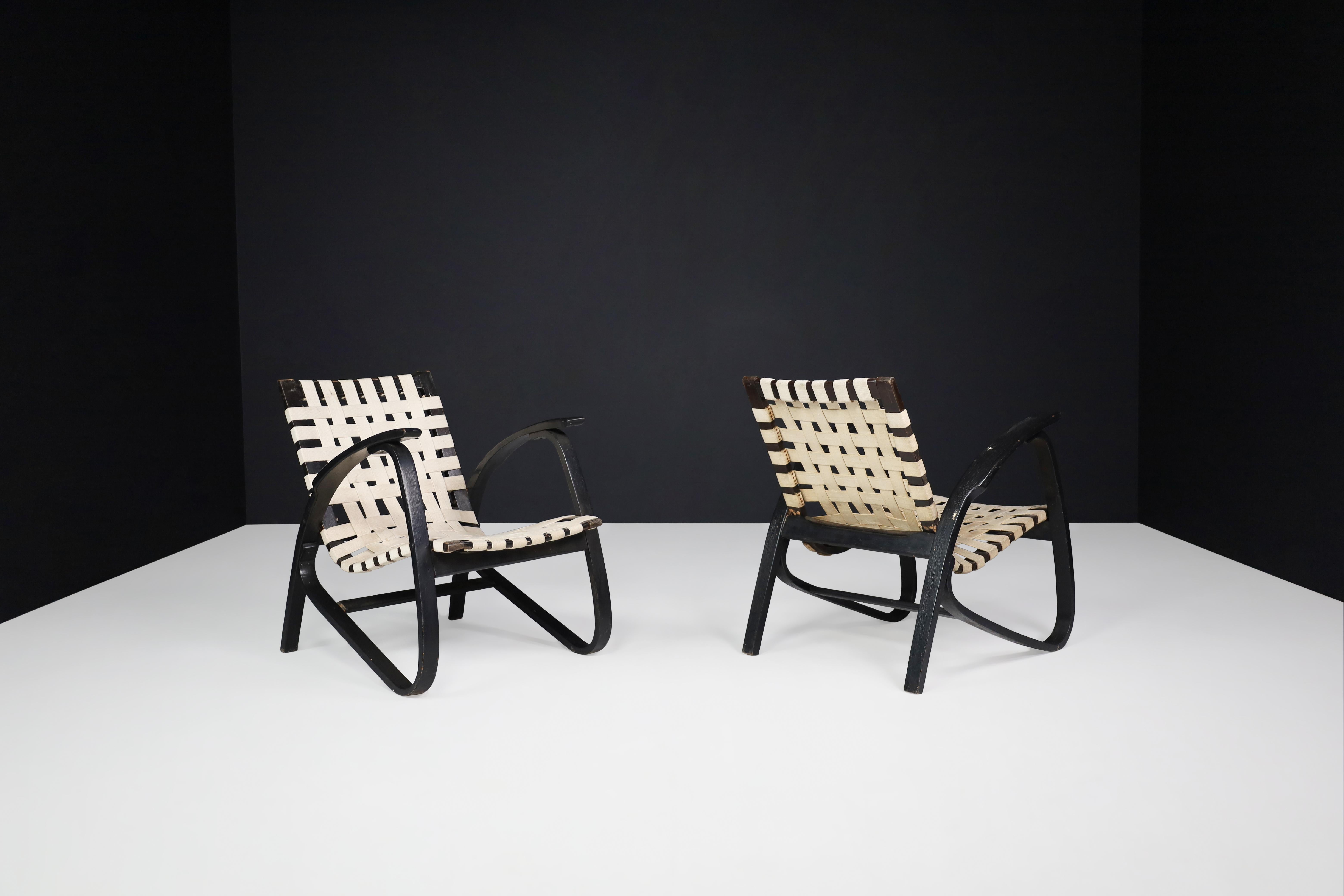 20th Century Jan Vaněk Pair of Lounge Chairs in Bentwood and Canvas Straps Praque, 1940s
