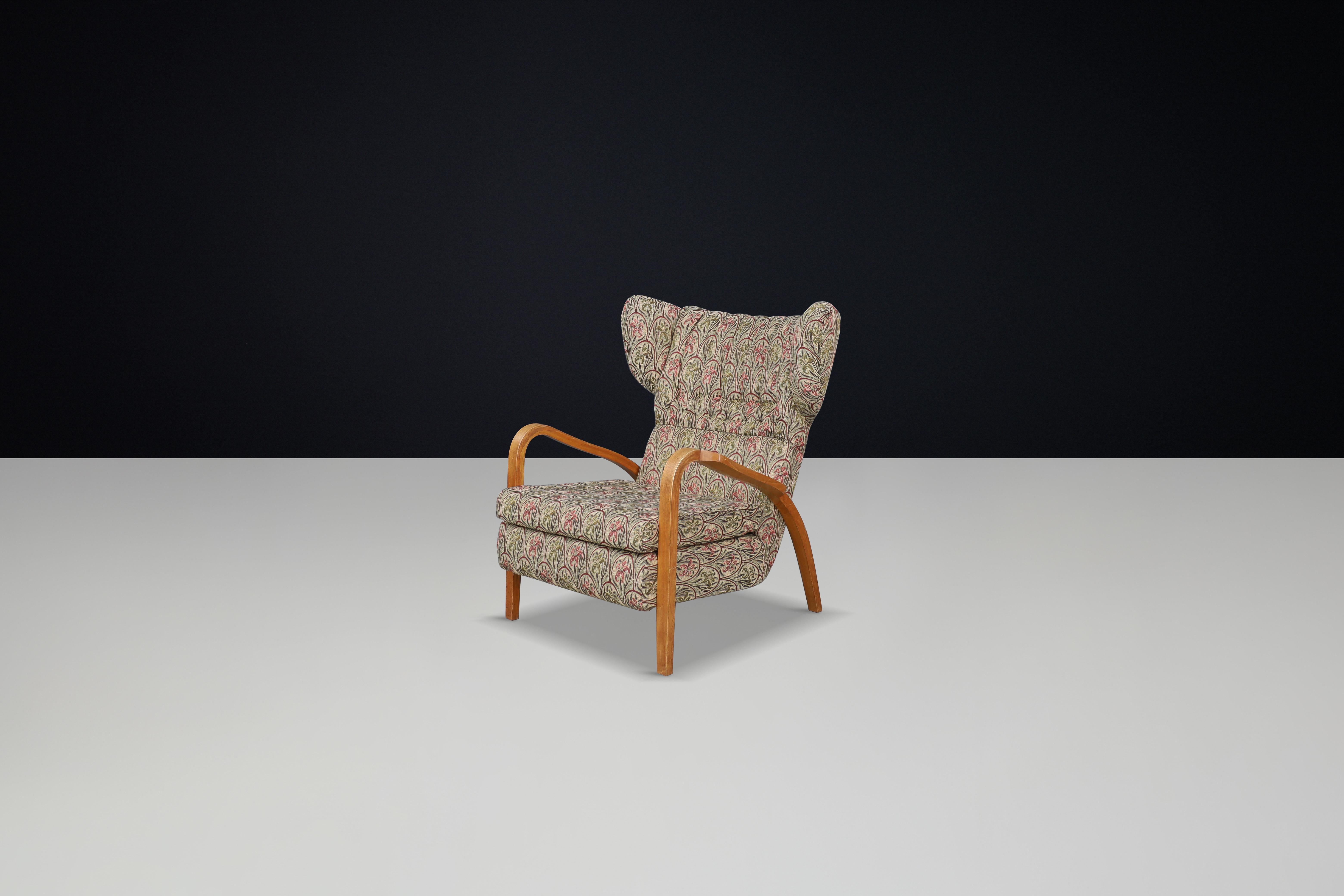 Jan Vanek Wingback Chair in Oak Bentwood and Original Upholstery – Prague, 1940s

This large Wingback armchair, designed by Czech architect Jan Vanek in the 1940s, is reminiscent of the work of contemporary designer Jindrich Halabala. The chair