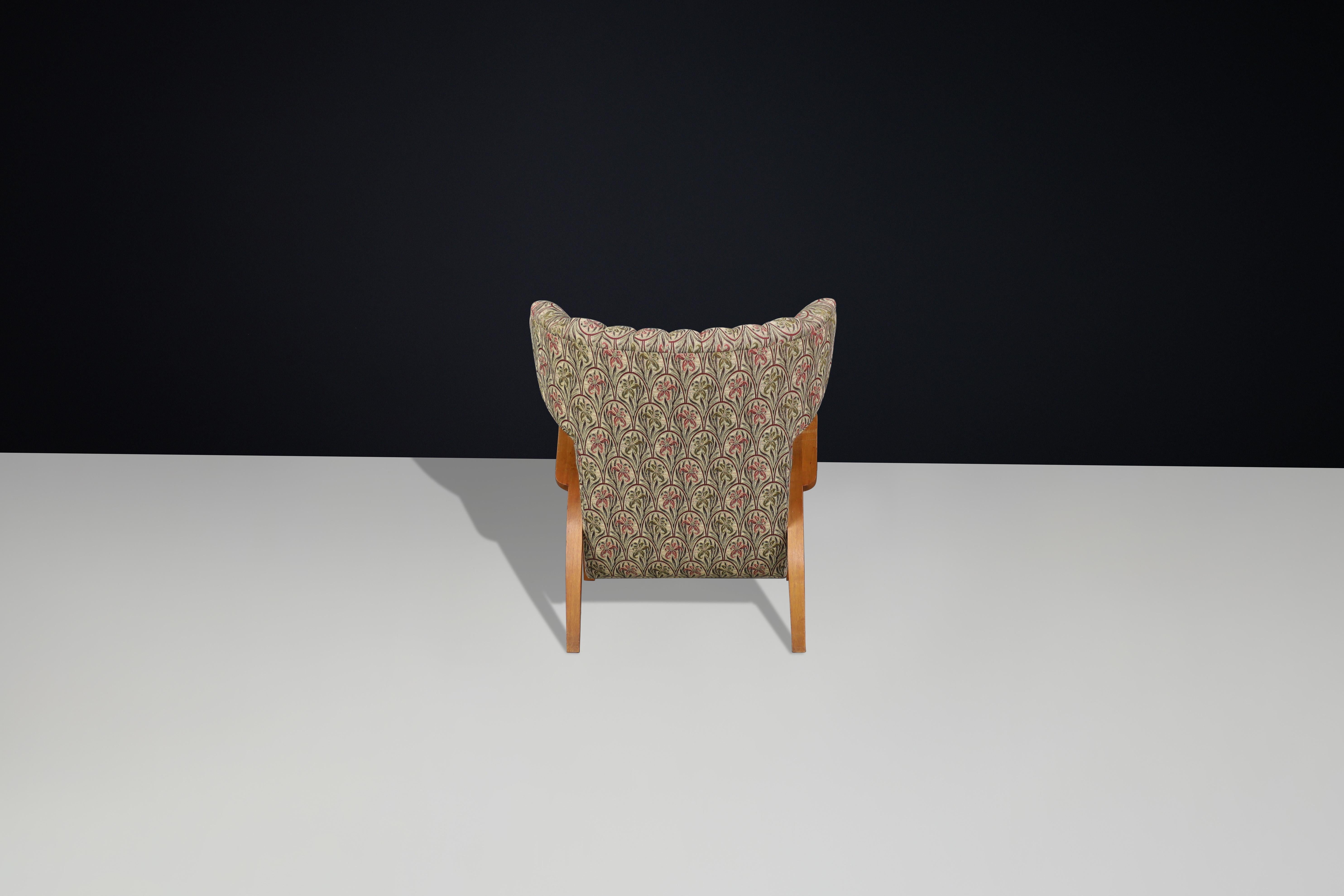 Jan Vanek Wingback Chair in Oak Bentwood and Original Upholstery – Prague, 1940s In Good Condition For Sale In Almelo, NL
