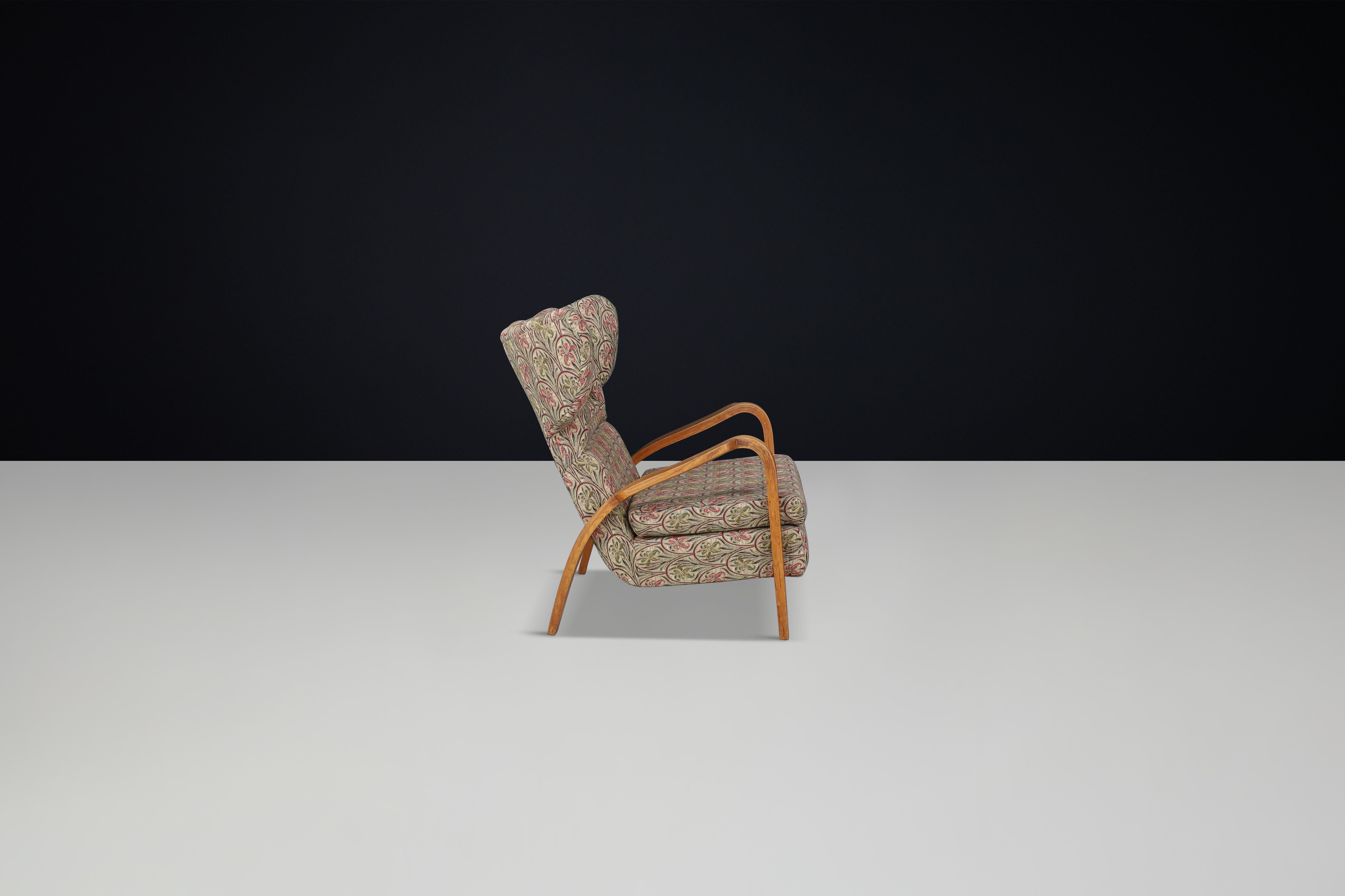 Jan Vanek Wingback Chair in Oak Bentwood and Original Upholstery – Prague, 1940s For Sale 1